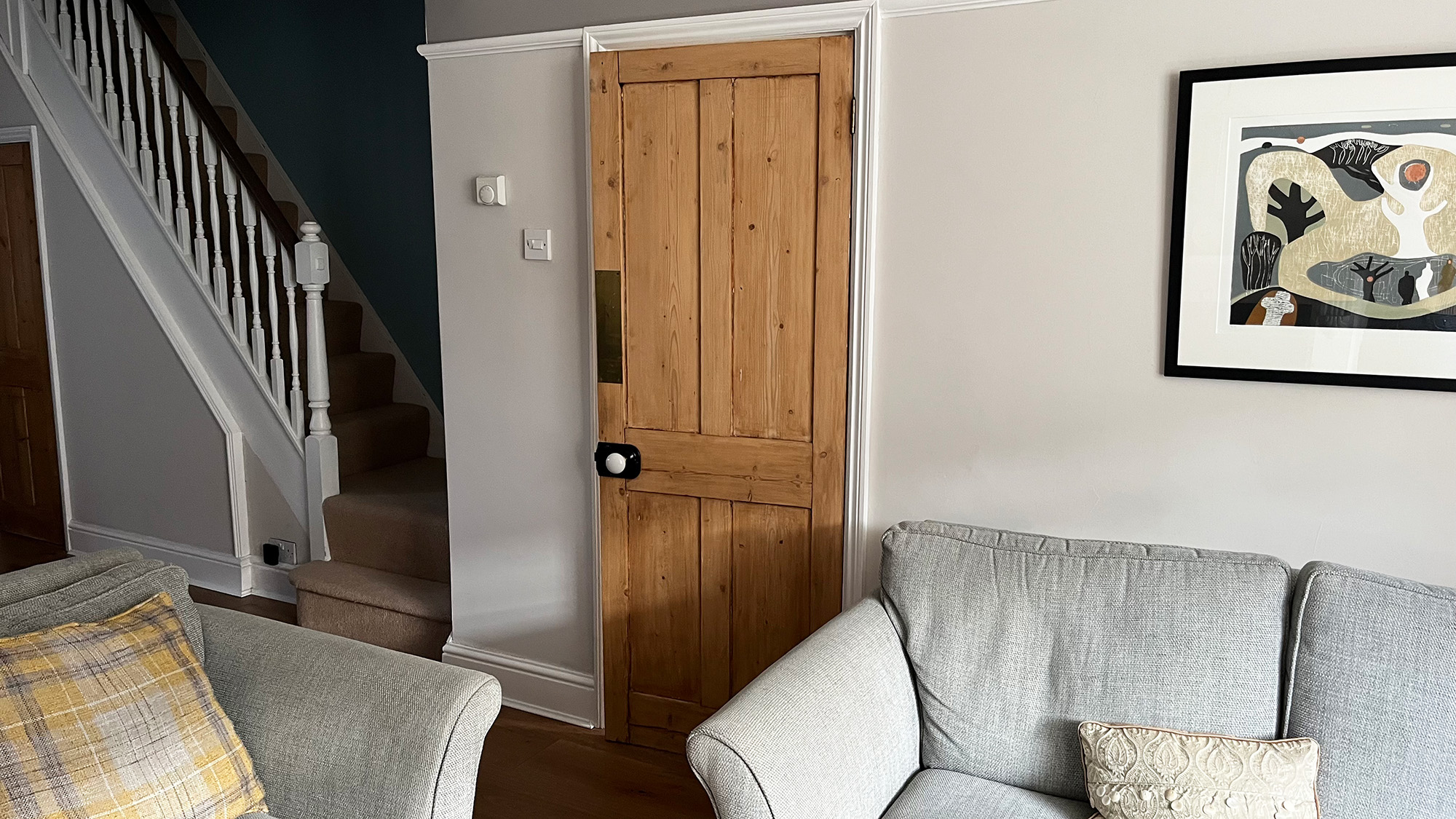 סלון עם דלת פתוחה