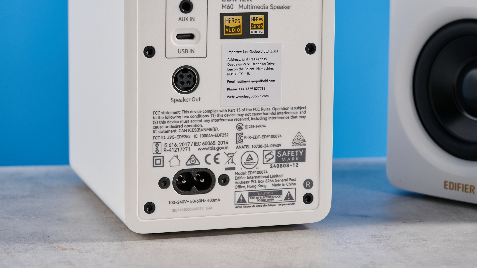 רמקולי מדף הספרים של edifier m60 בלבן שצולמו על רקע המדריך הכחול של Tom's