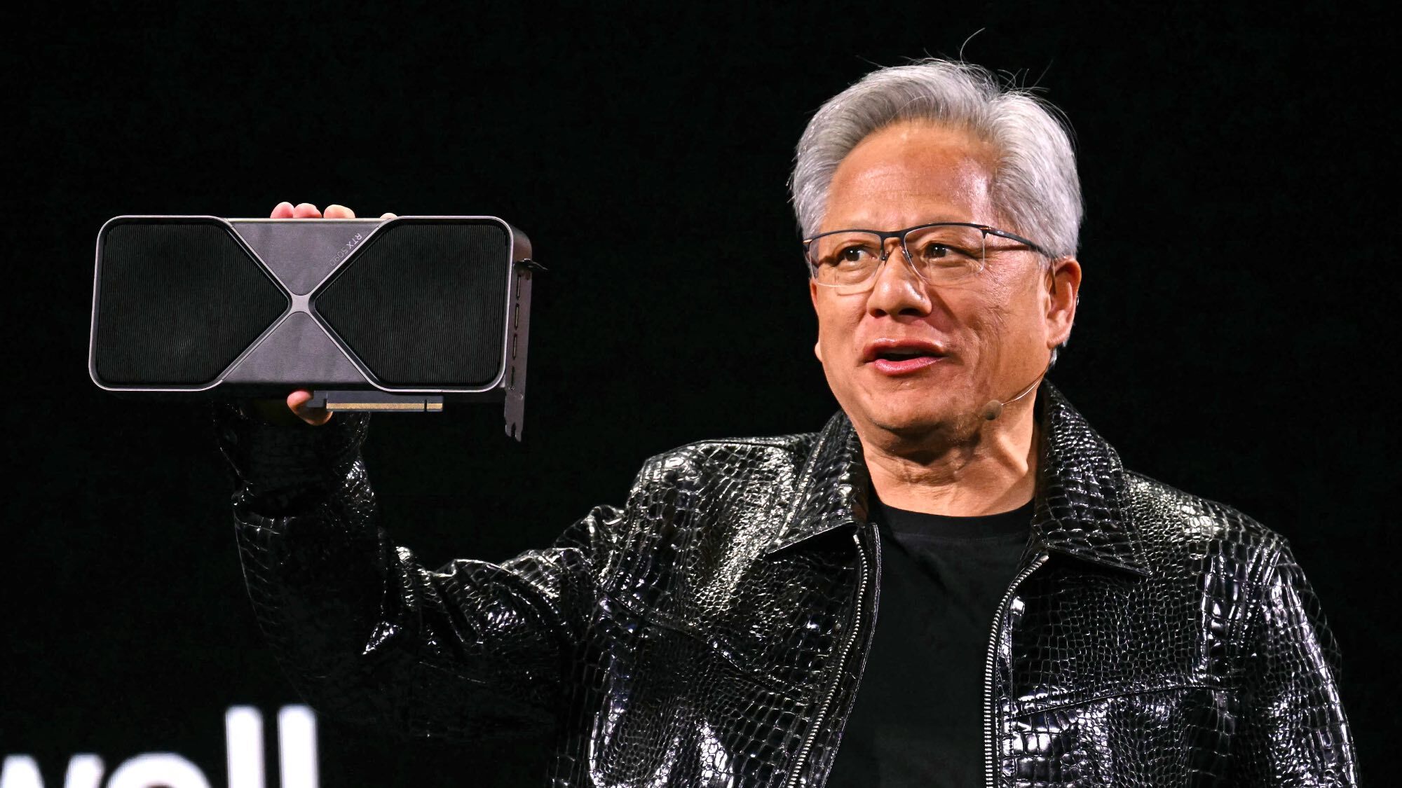 Jensen Huang מחזיק ב-Nvidia RTX GPU.