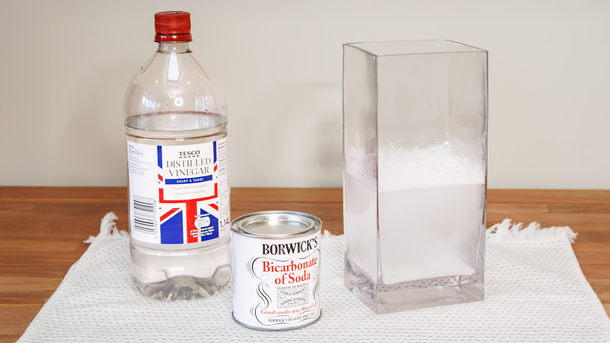 כיצד לנקות אגרטל זכוכית עם סודה לשתייה וחומץ מזוקק