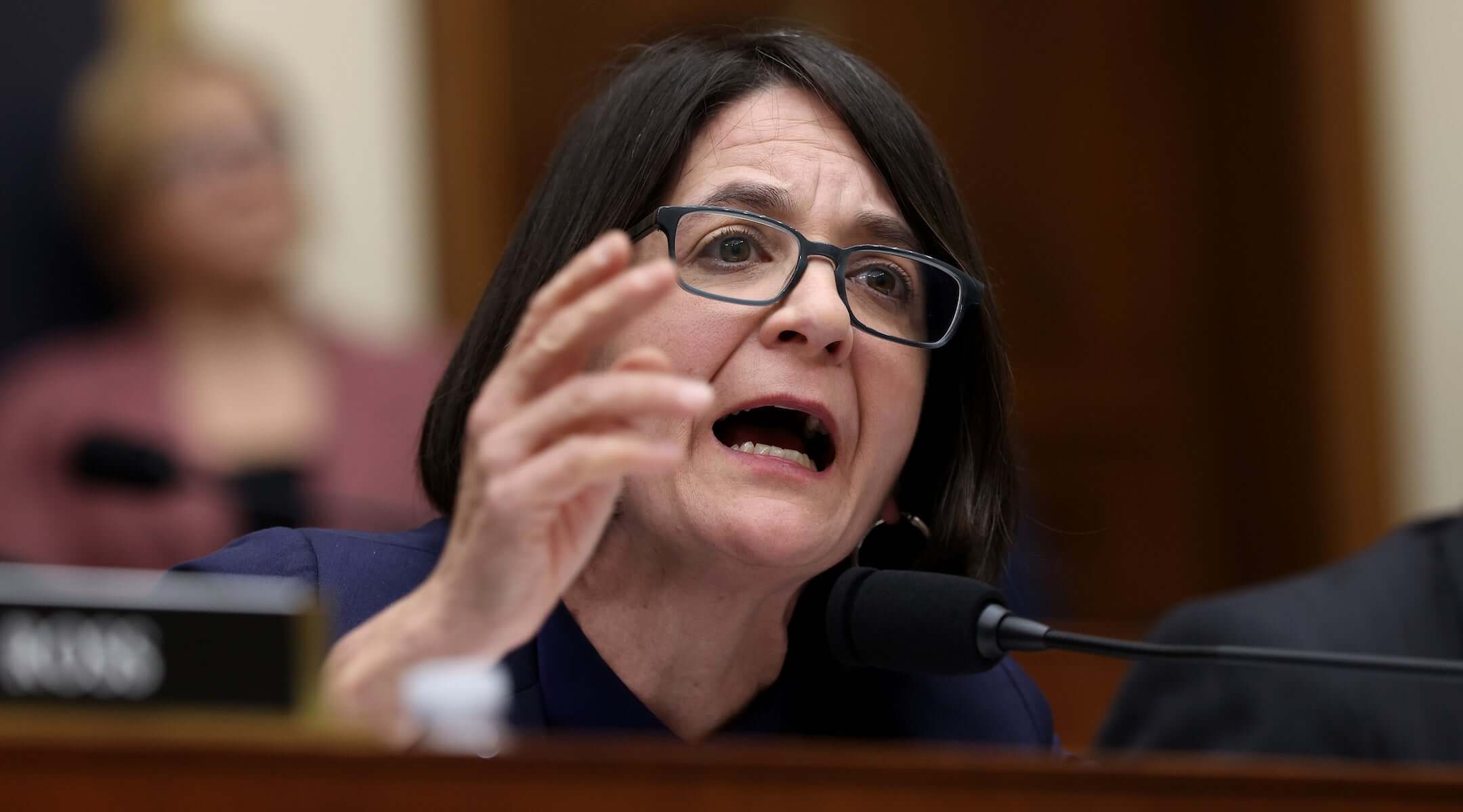 חברת קונגרס יהודייה יוצאת בסערה מהדיון באפשטיין לאחר שפם בונדי העלתה את שיאה באנטישמיות