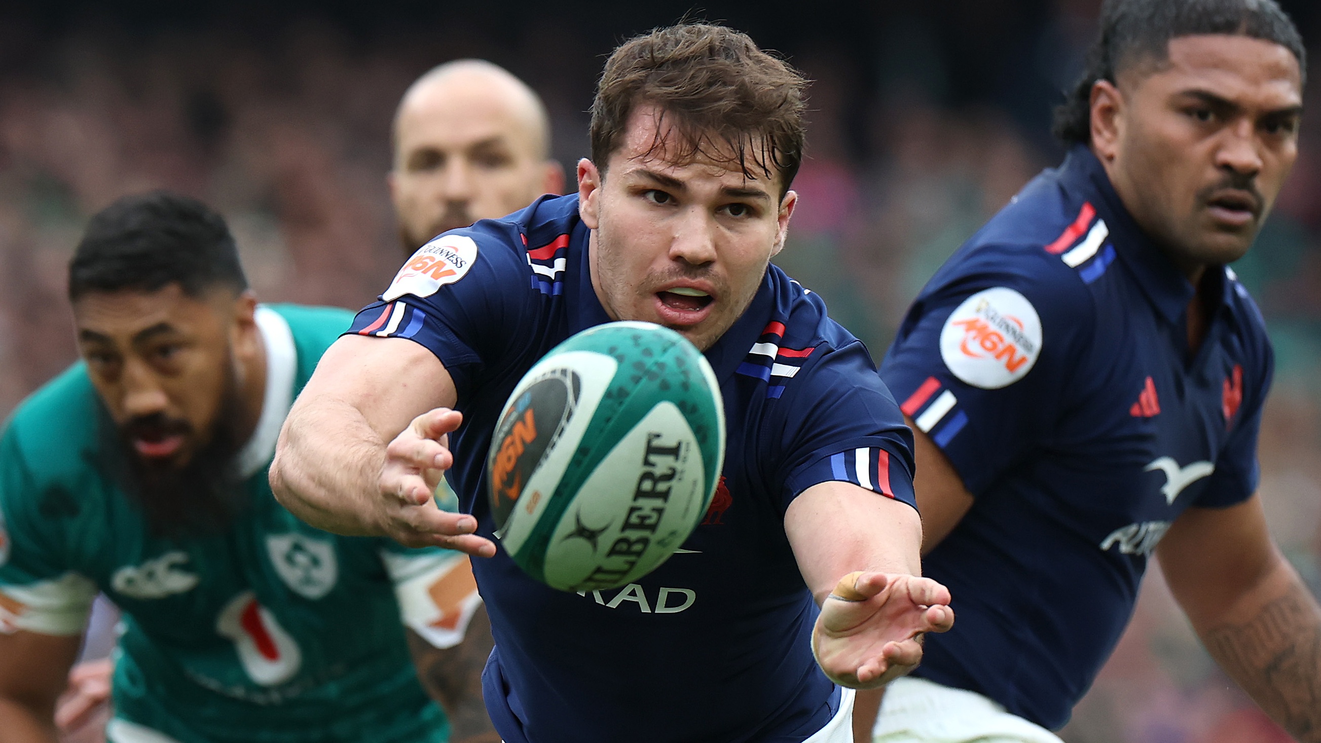 אנטואן דופון הצרפתי מעביר את הכדור במהלך משחק ששת האומות של גינס 2025 בין אירלנד לצרפת באצטדיון אביבה ב-8 במרץ 2025 בדבלין, אירלנד.