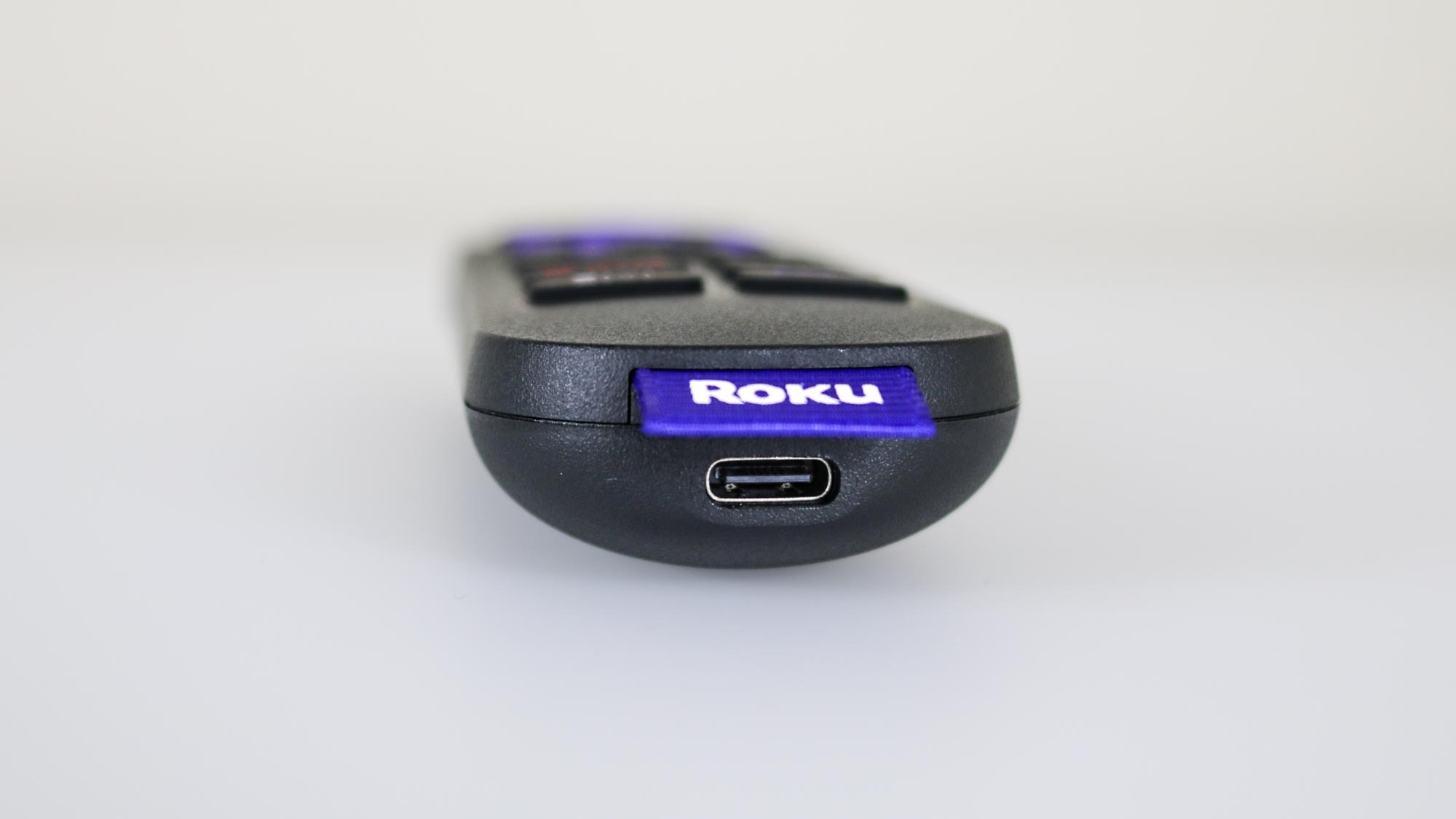 יציאת ה-USB-C ב-Roku Voice Remote Pro (דור שני)