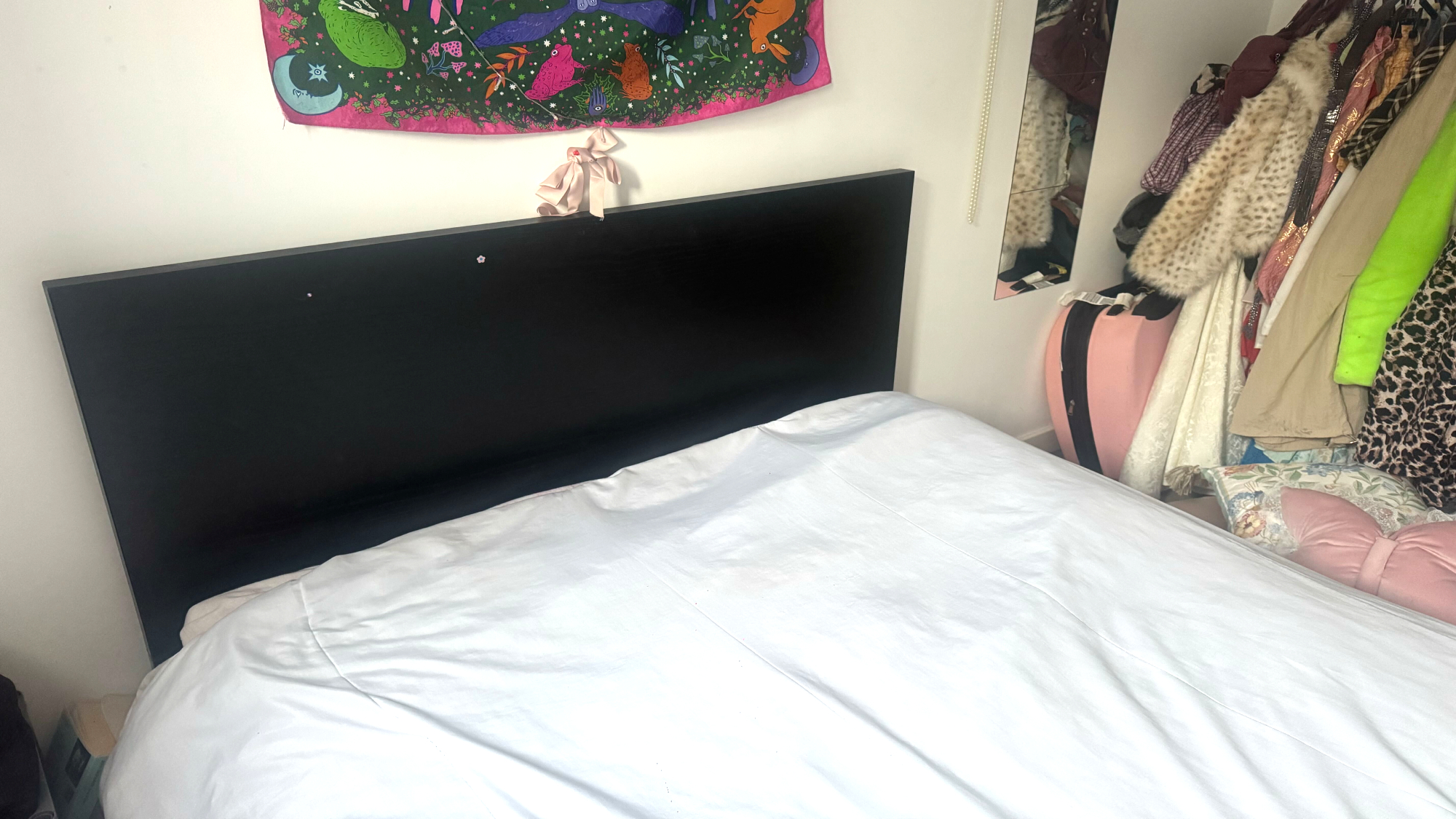 שמיכה מונחת על גבי מצעים מבפנים