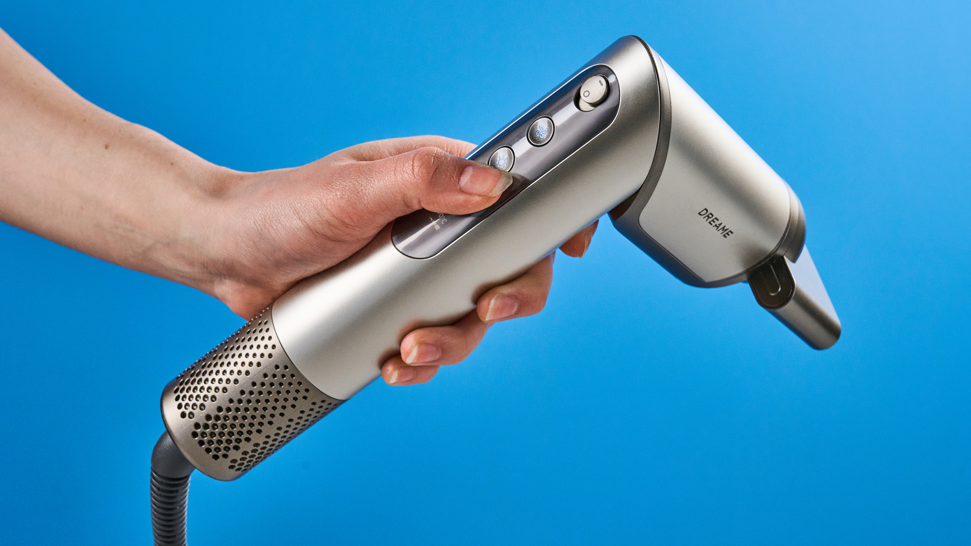 Dreame Dazzle air styler שצולם מול רקע כחול