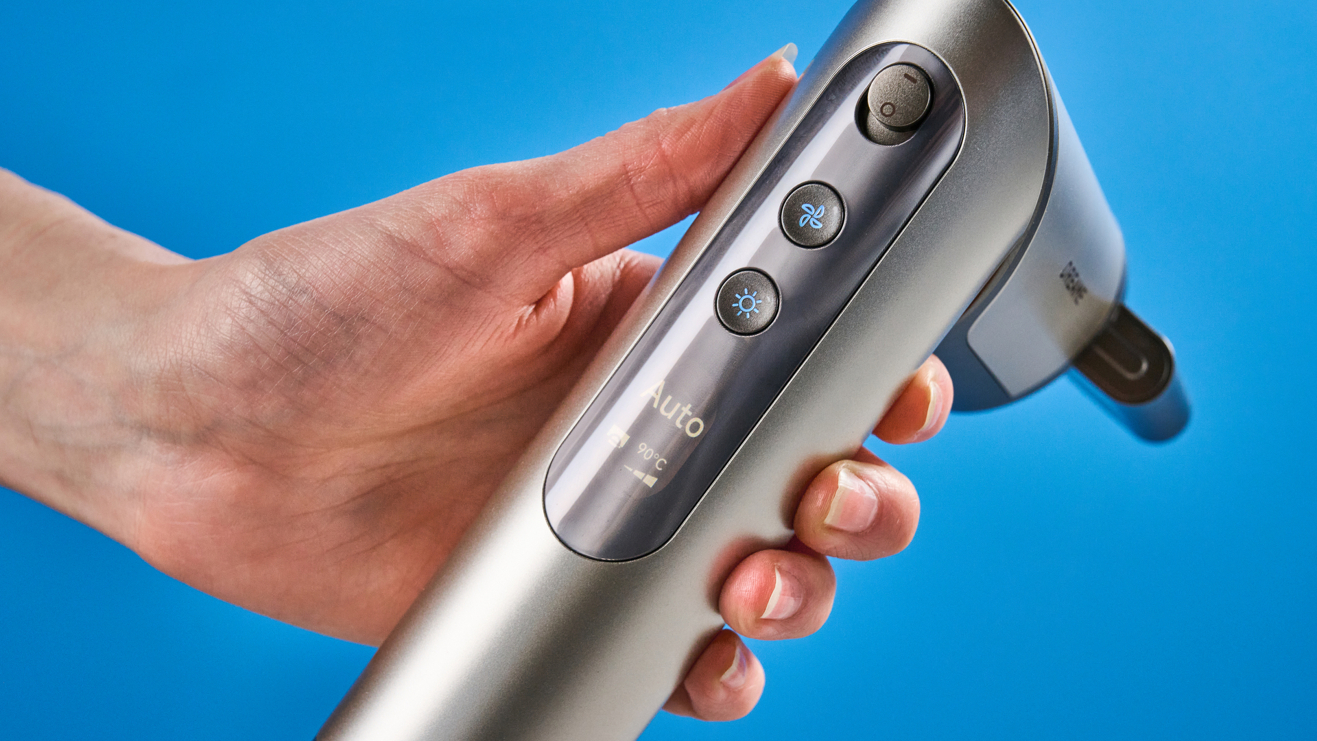 Dreame Dazzle air styler שצולם מול רקע כחול