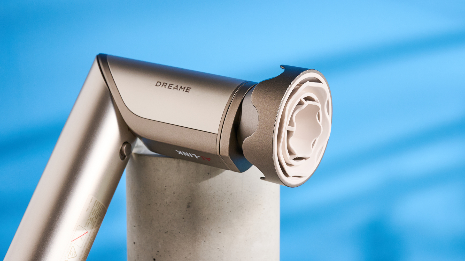 Dreame Dazzle air styler שצולם מול רקע כחול