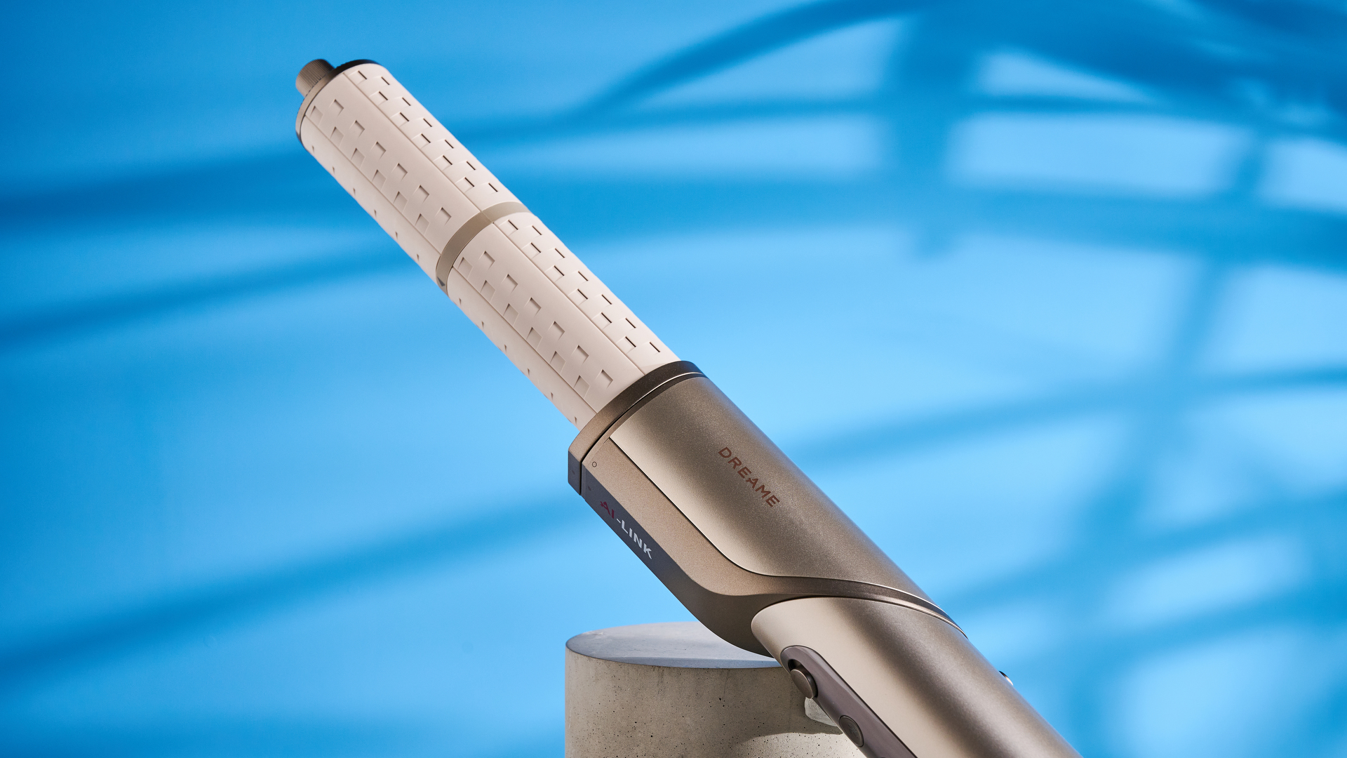 Dreame Dazzle air styler שצולם מול רקע כחול