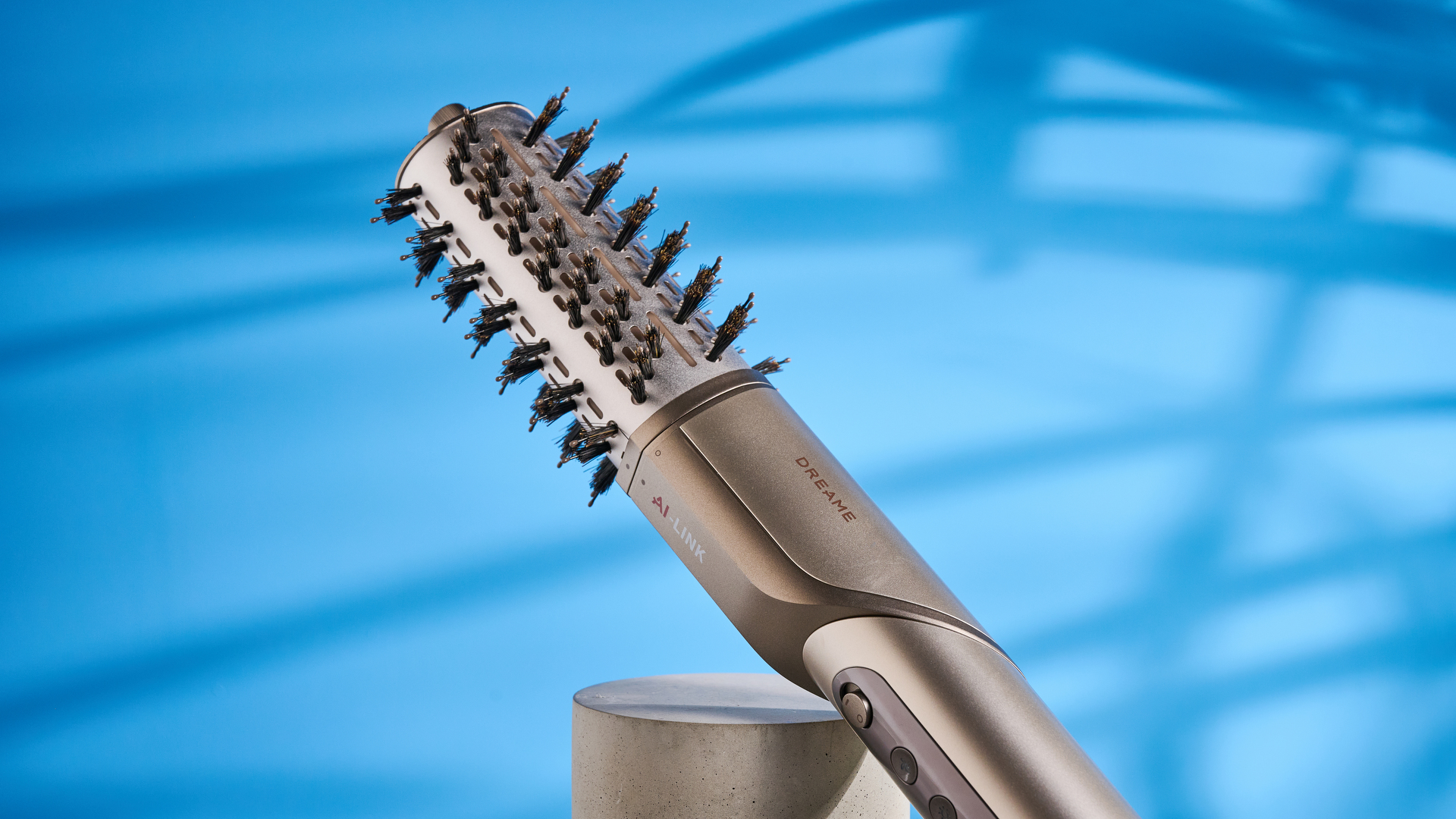 Dreame Dazzle air styler שצולם מול רקע כחול