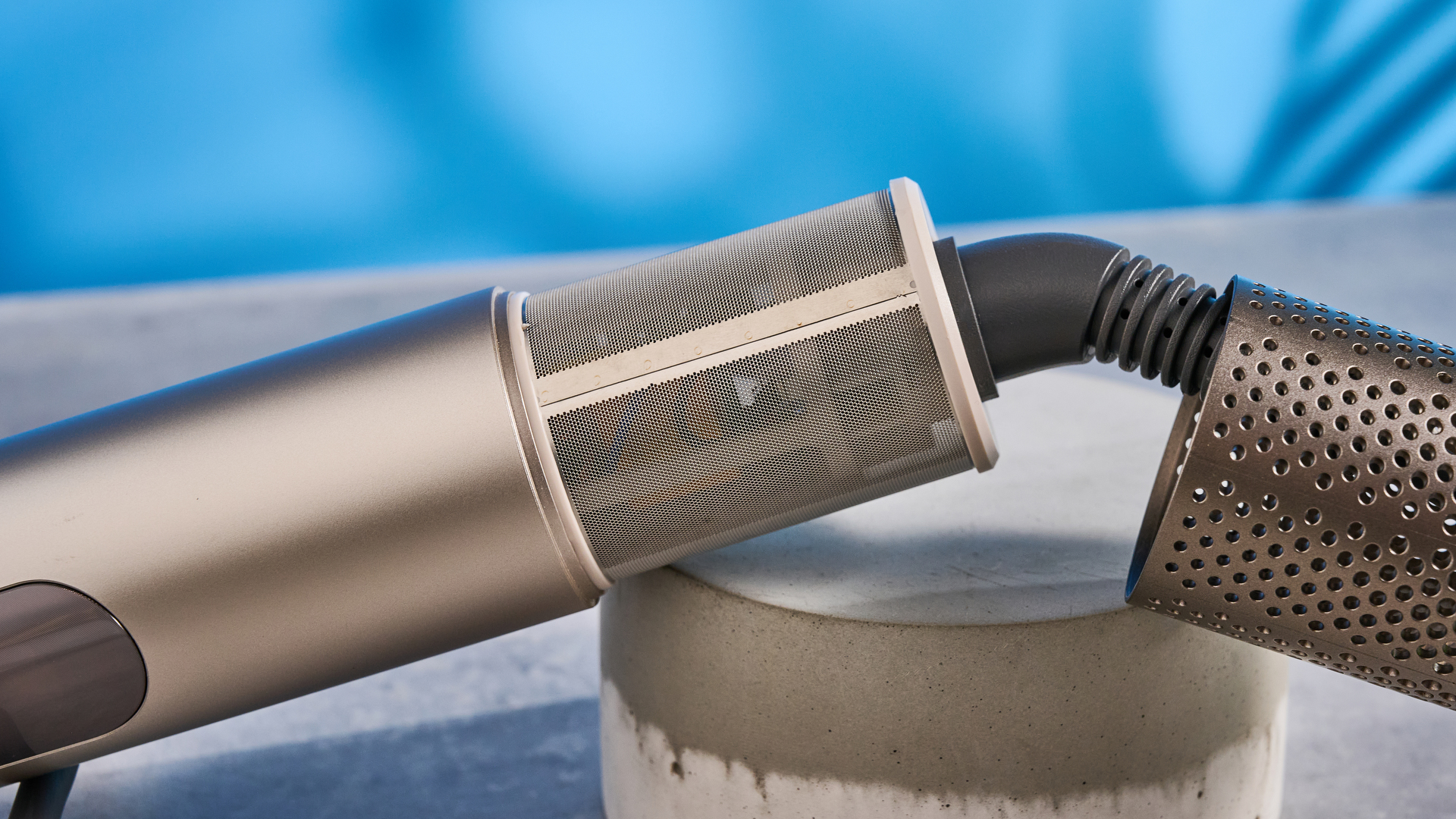 Dreame Dazzle air styler שצולם מול רקע כחול