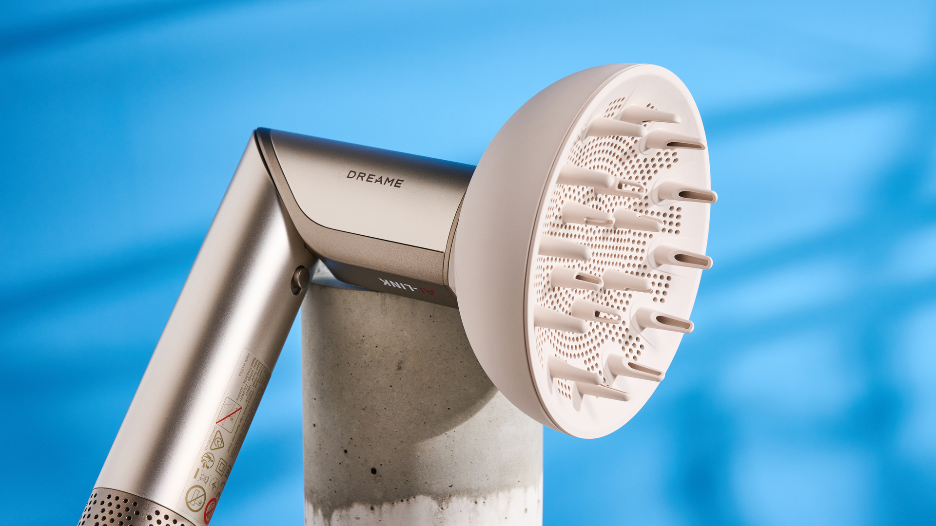 Dreame Dazzle air styler שצולם מול רקע כחול