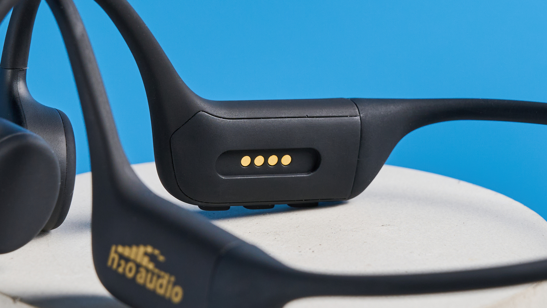 אוזניות H2O Audio TRI 2 PRO מצולמות מול רקע כחול
