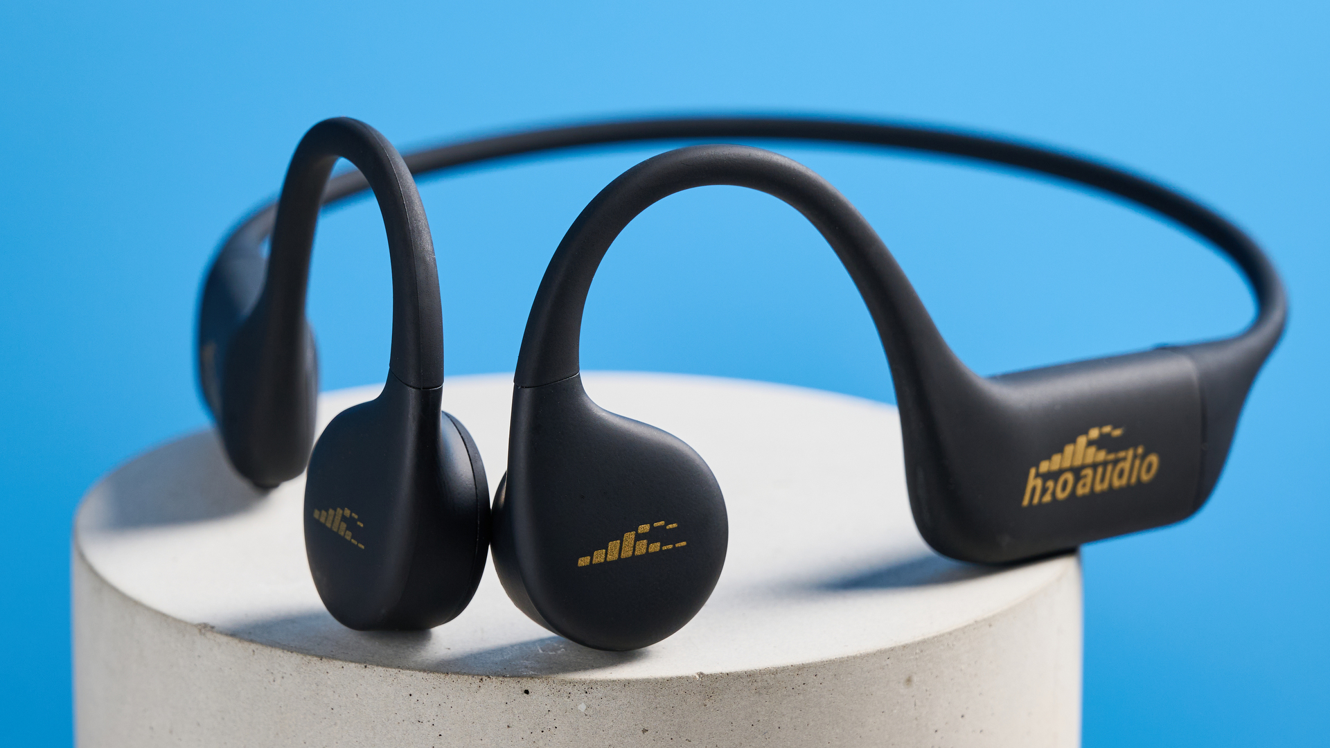 אוזניות H2O Audio TRI 2 PRO מצולמות מול רקע כחול