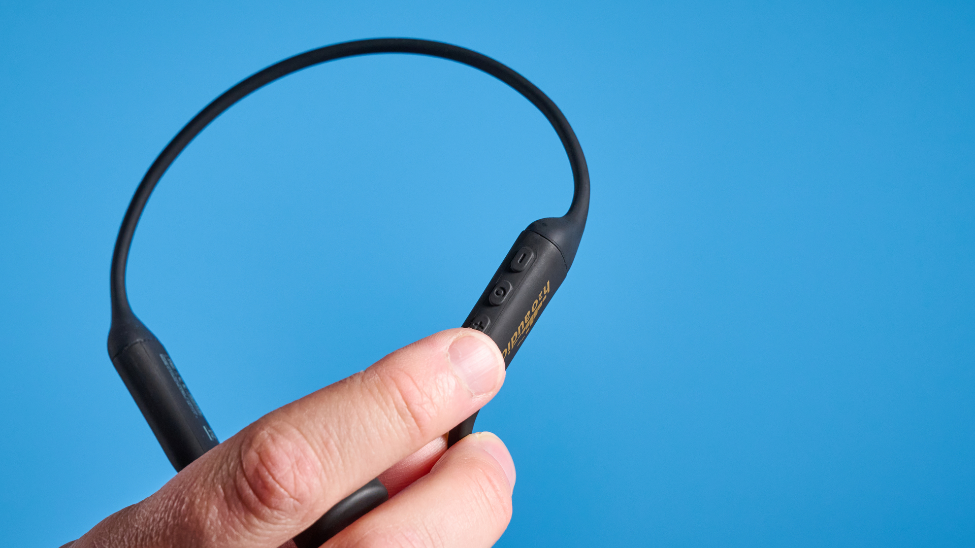 אוזניות H2O Audio TRI 2 PRO מצולמות מול רקע כחול