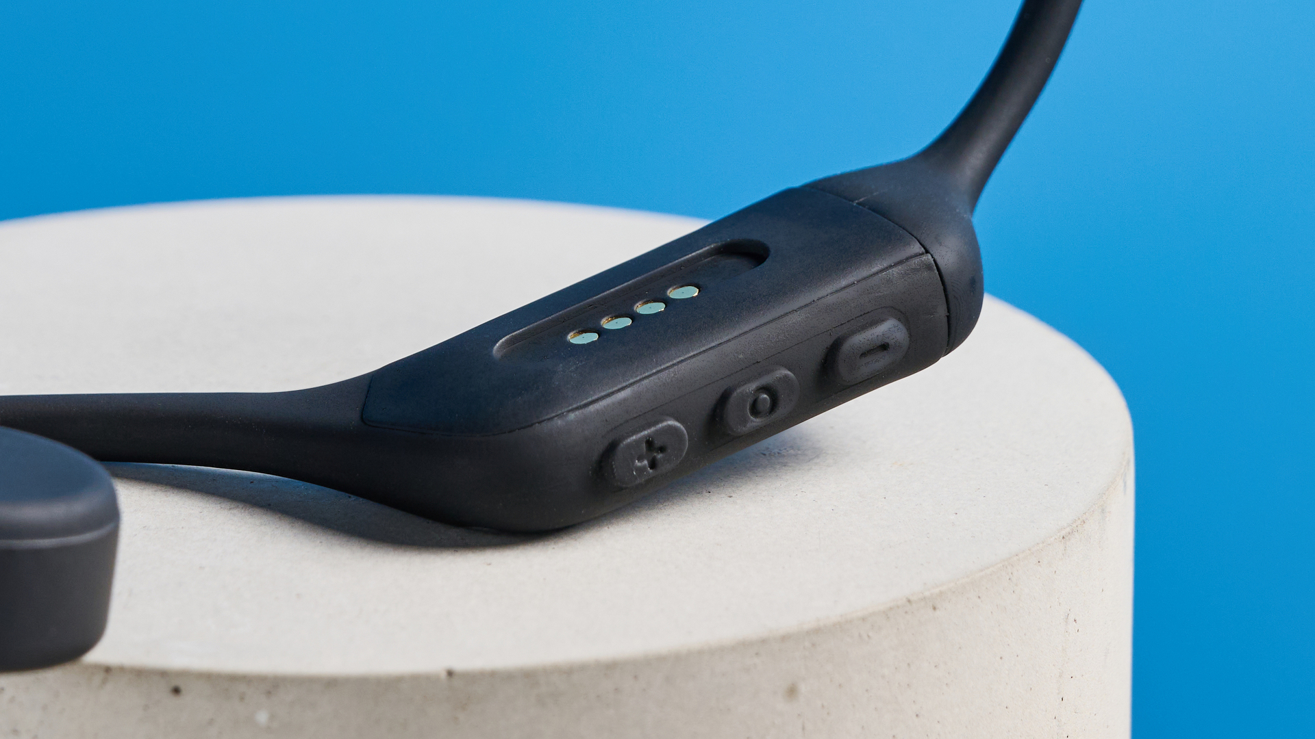 אוזניות H2O Audio TRI 2 PRO מצולמות מול רקע כחול