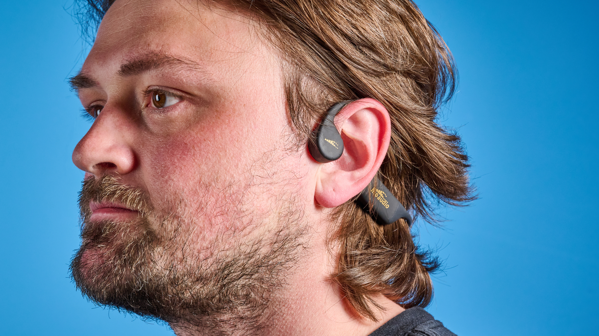 אוזניות H2O Audio TRI 2 PRO מצולמות מול רקע כחול