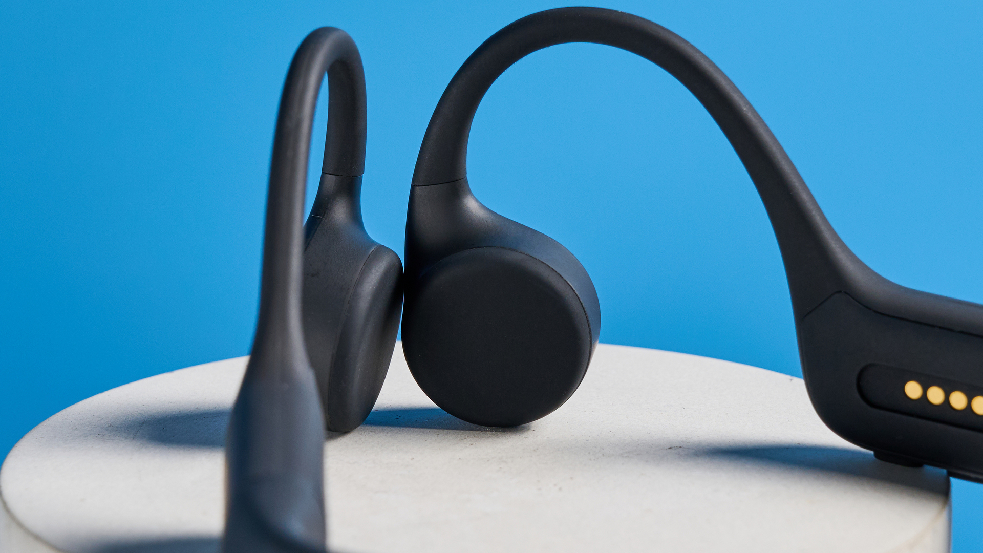 אוזניות H2O Audio TRI 2 PRO מצולמות מול רקע כחול