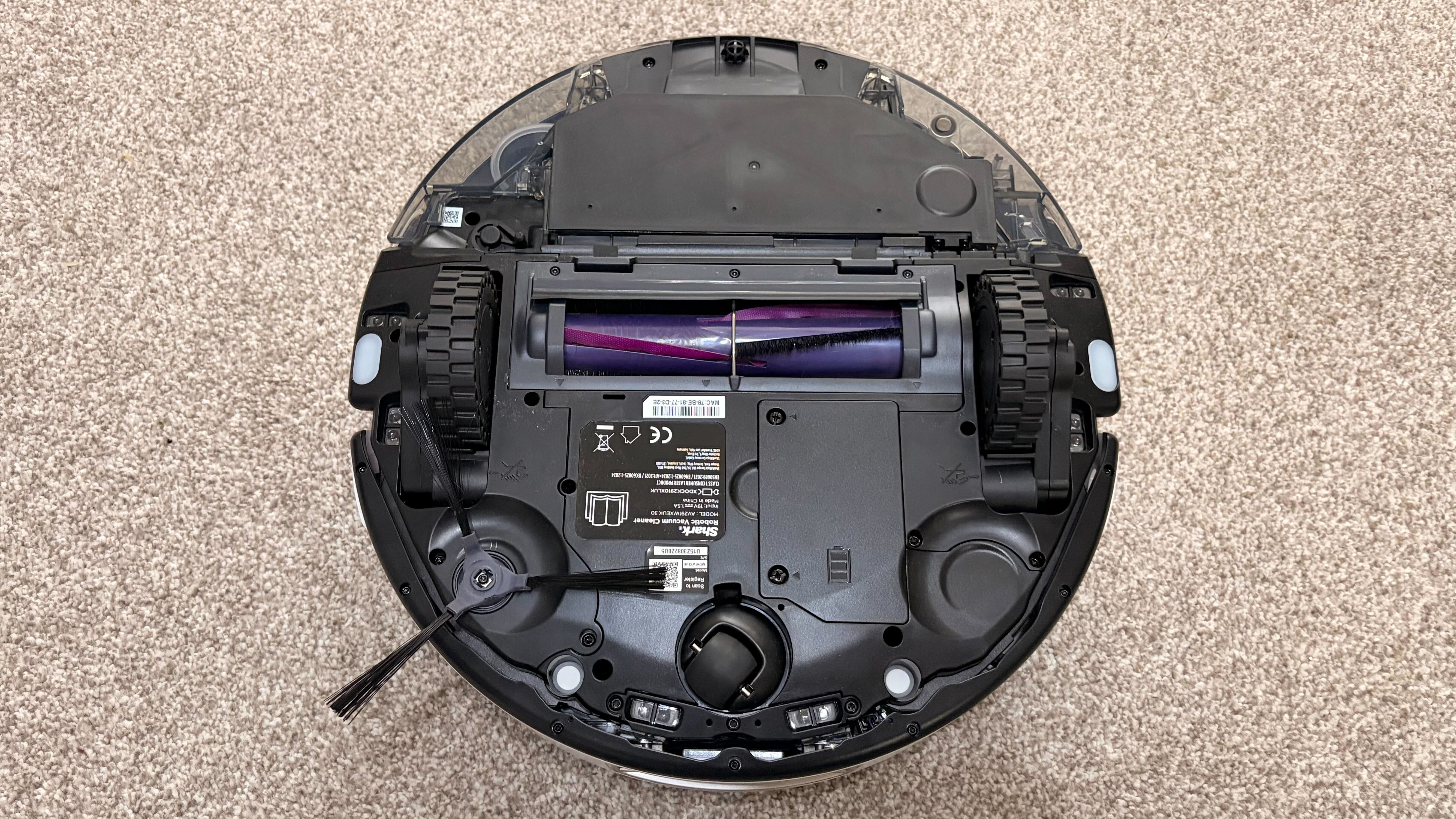 Shark PowerDetect 2-in-1 ThermaCharged NeverTouch צולם על שטיח עם תחנת עגינה