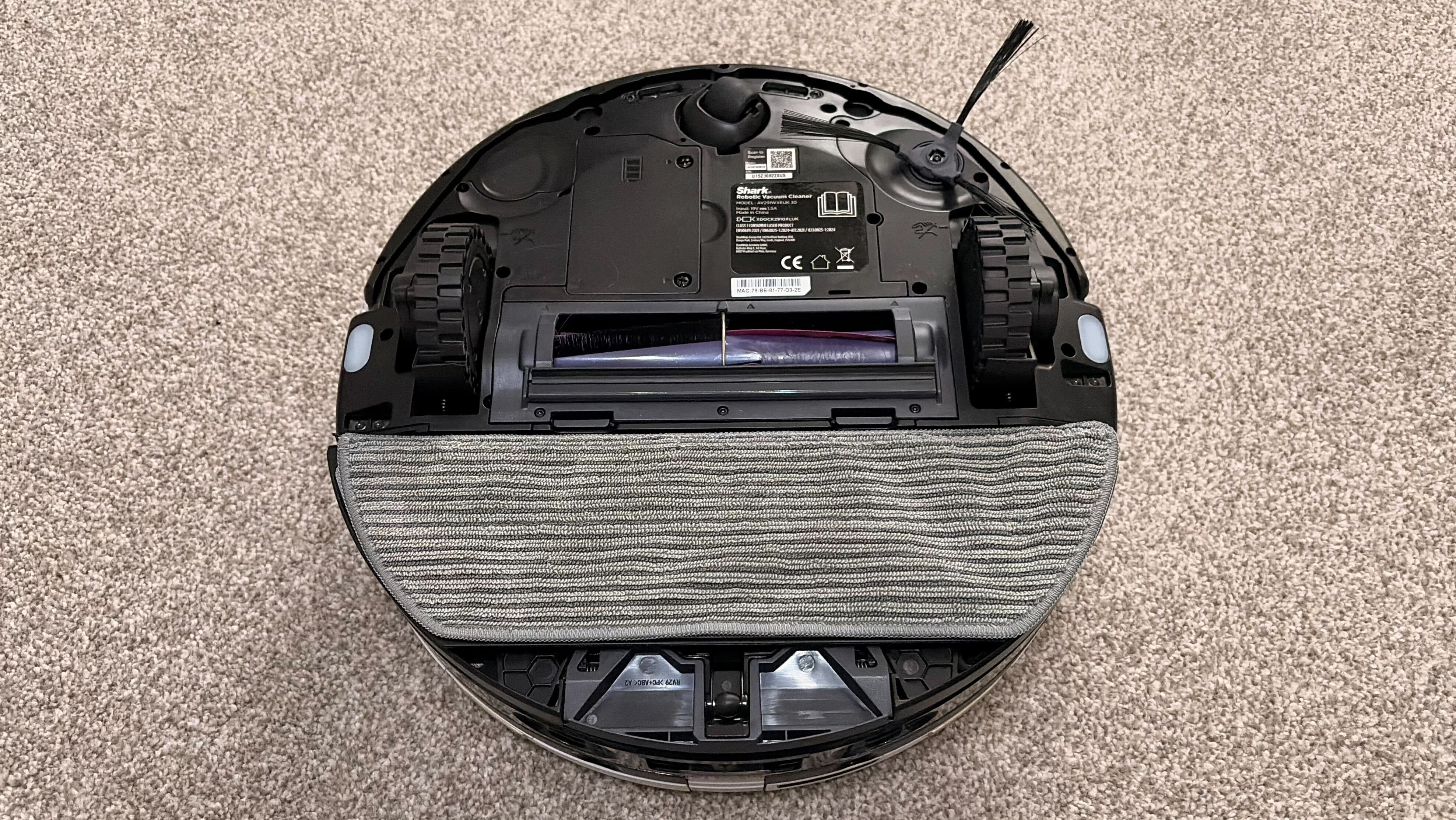 Shark PowerDetect 2-in-1 ThermaCharged NeverTouch צולם על שטיח עם תחנת עגינה