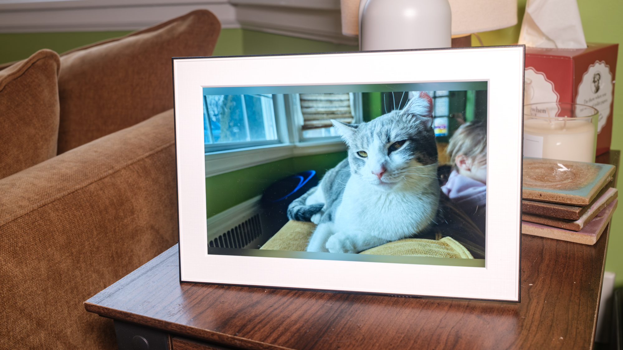 מסגרת קסם של Homture על שולחן צד