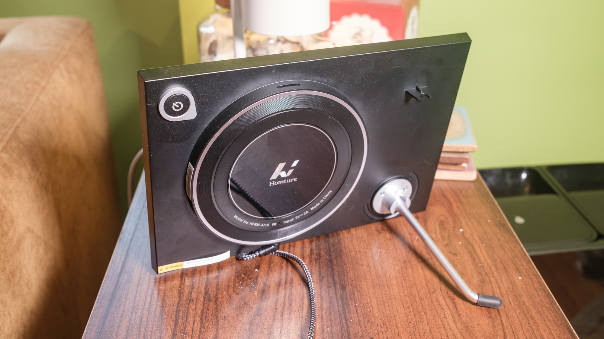 מסגרת קסם של Homture על שולחן צד