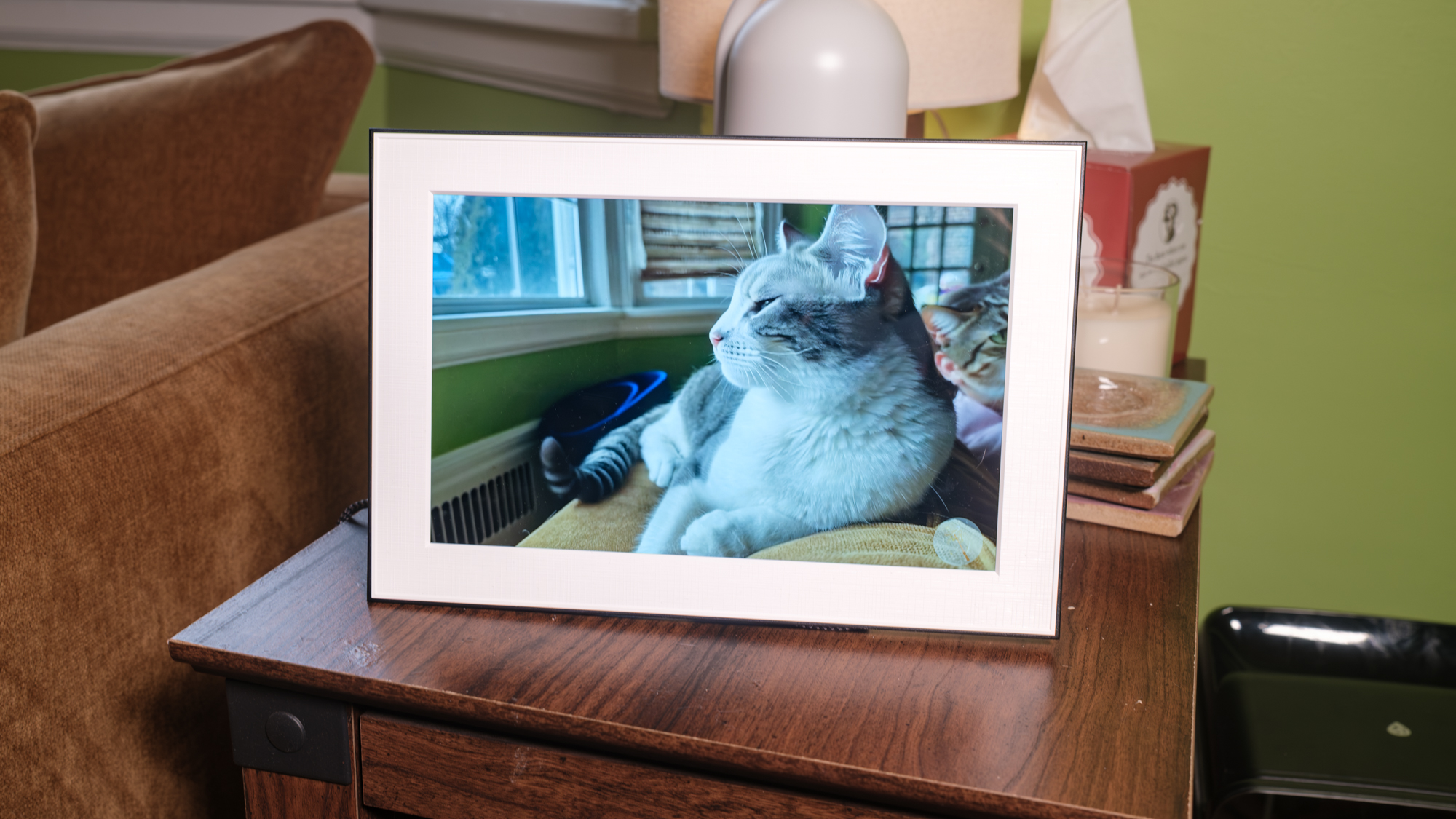 מסגרת קסם של Homture על שולחן צד