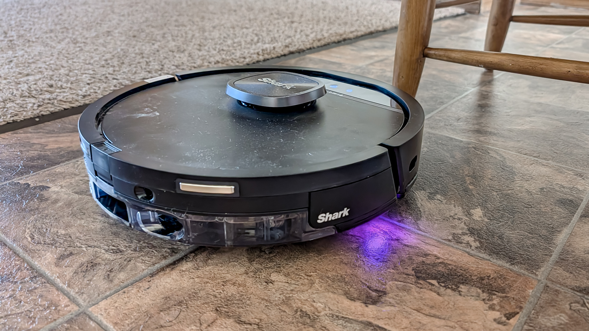 Shark UV Reveal PowerDetect Robot Vacuum על רצפת מטבח