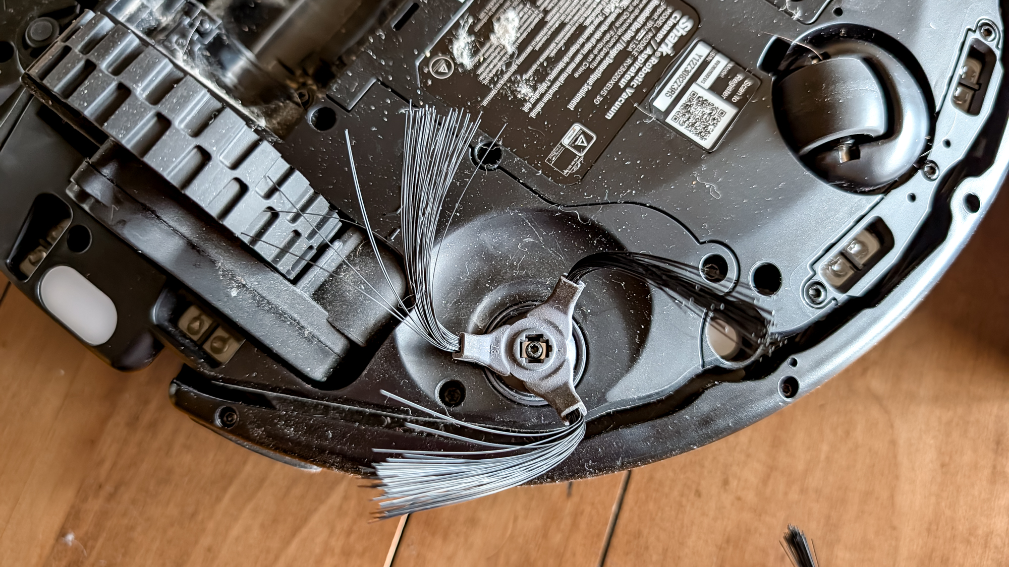 המברשות על שואב אבק רובוט של Shark UV Reveal PowerDetect