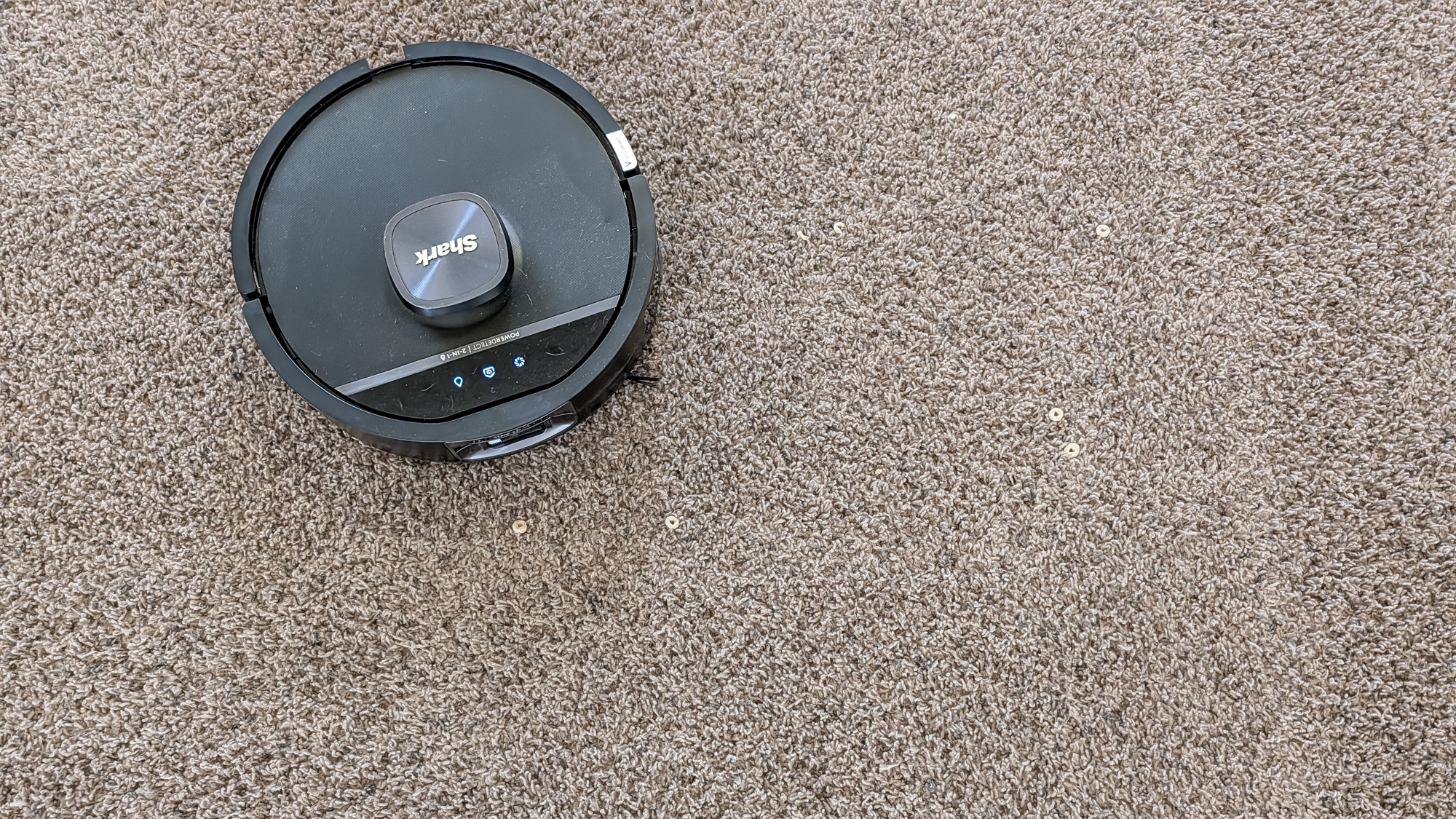 Shark UV Reveal PowerDetect Robot Vacuum על שטיח עם Cheerios
