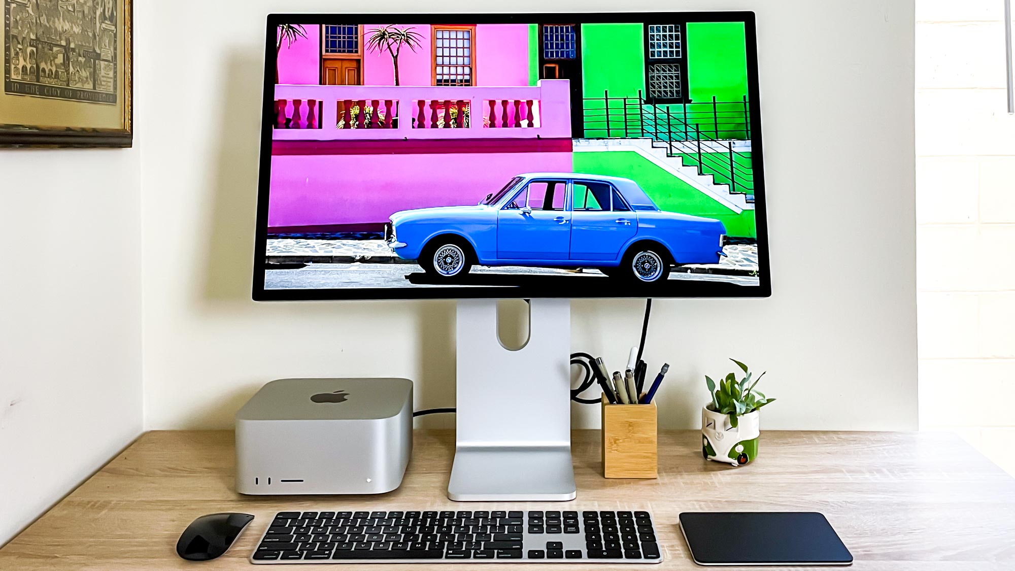 Mac Studio על שולחן המחובר למסך Studio
