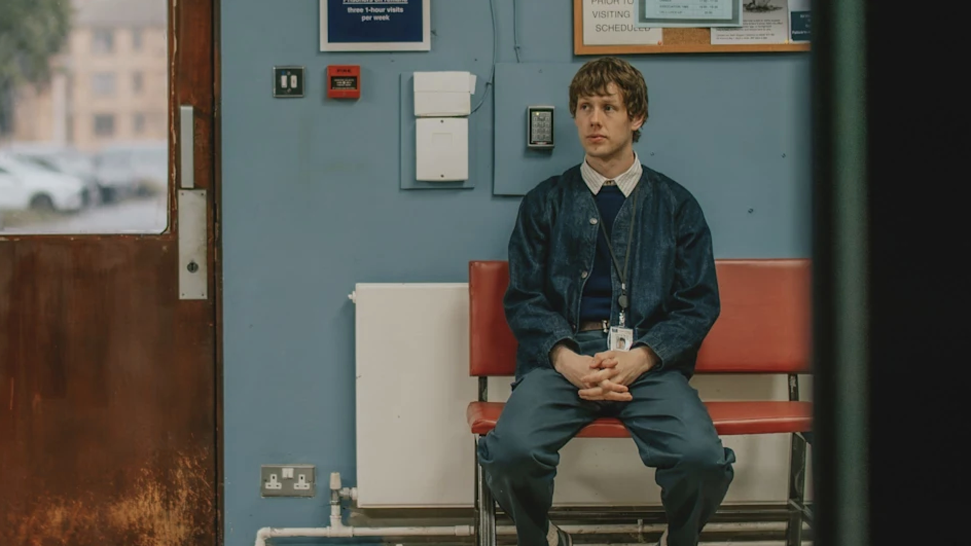 דן סטוור (בגילומו של ג'וש פינאן) נכנס לכלא כדי ללמד ב "מחכה ליציאה" אבל עדיין יש לו הרבה מה ללמוד בעצמו