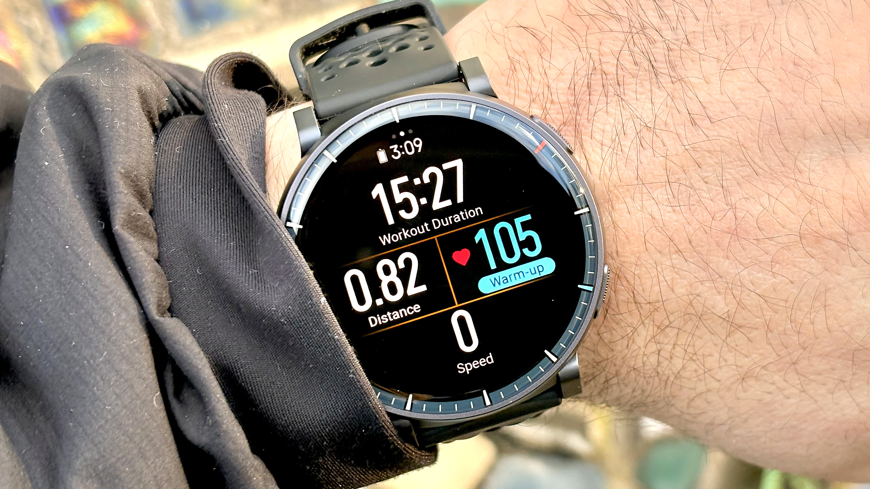 תקריב של השעון החכם Amazfit Active Max על פרק כף היד של המשתמש