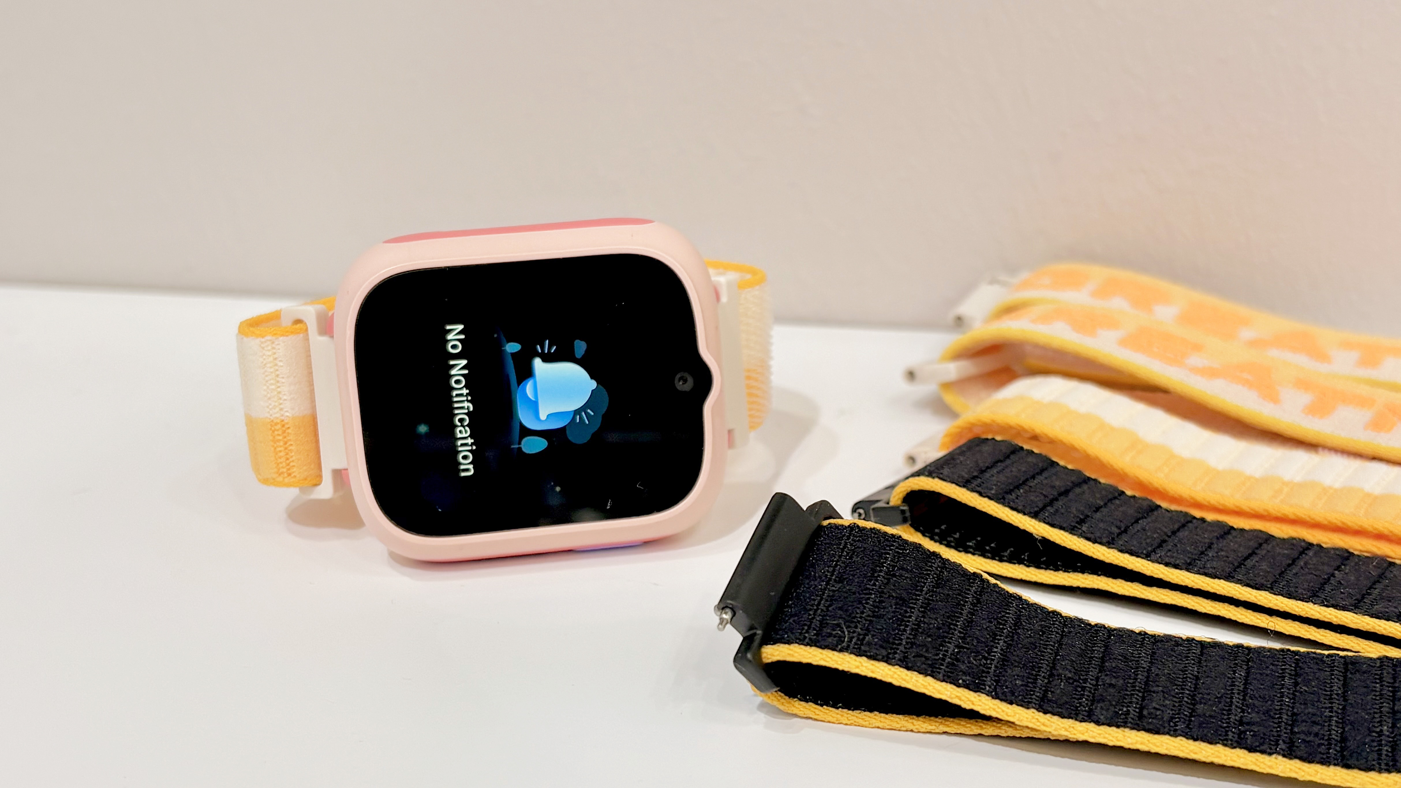 תקריב של השעון החכם TCL Movietime MT48 לילדים מ-MWC 2026