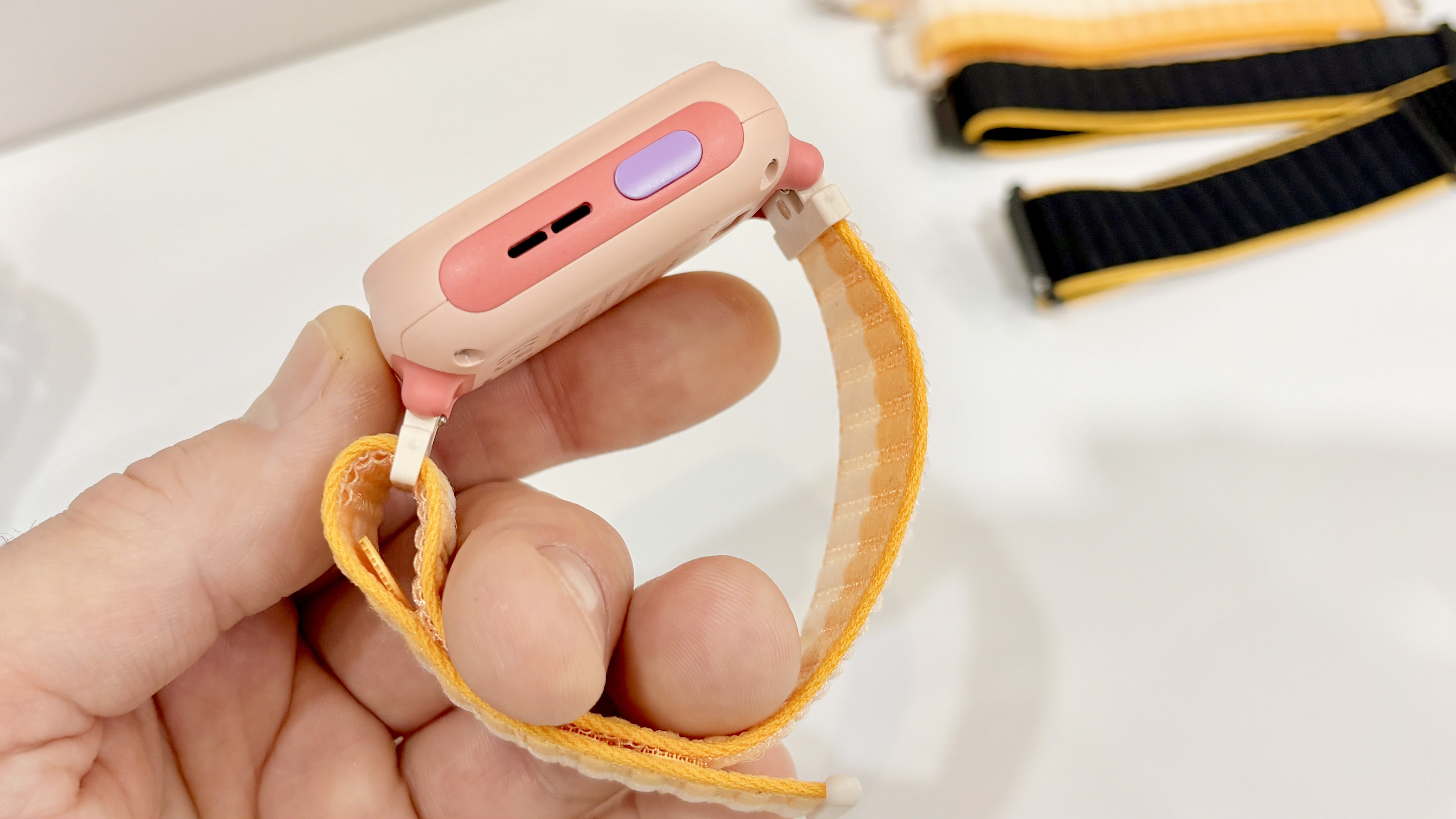 תקריב של השעון החכם TCL Movietime MT48 לילדים מ-MWC 2026