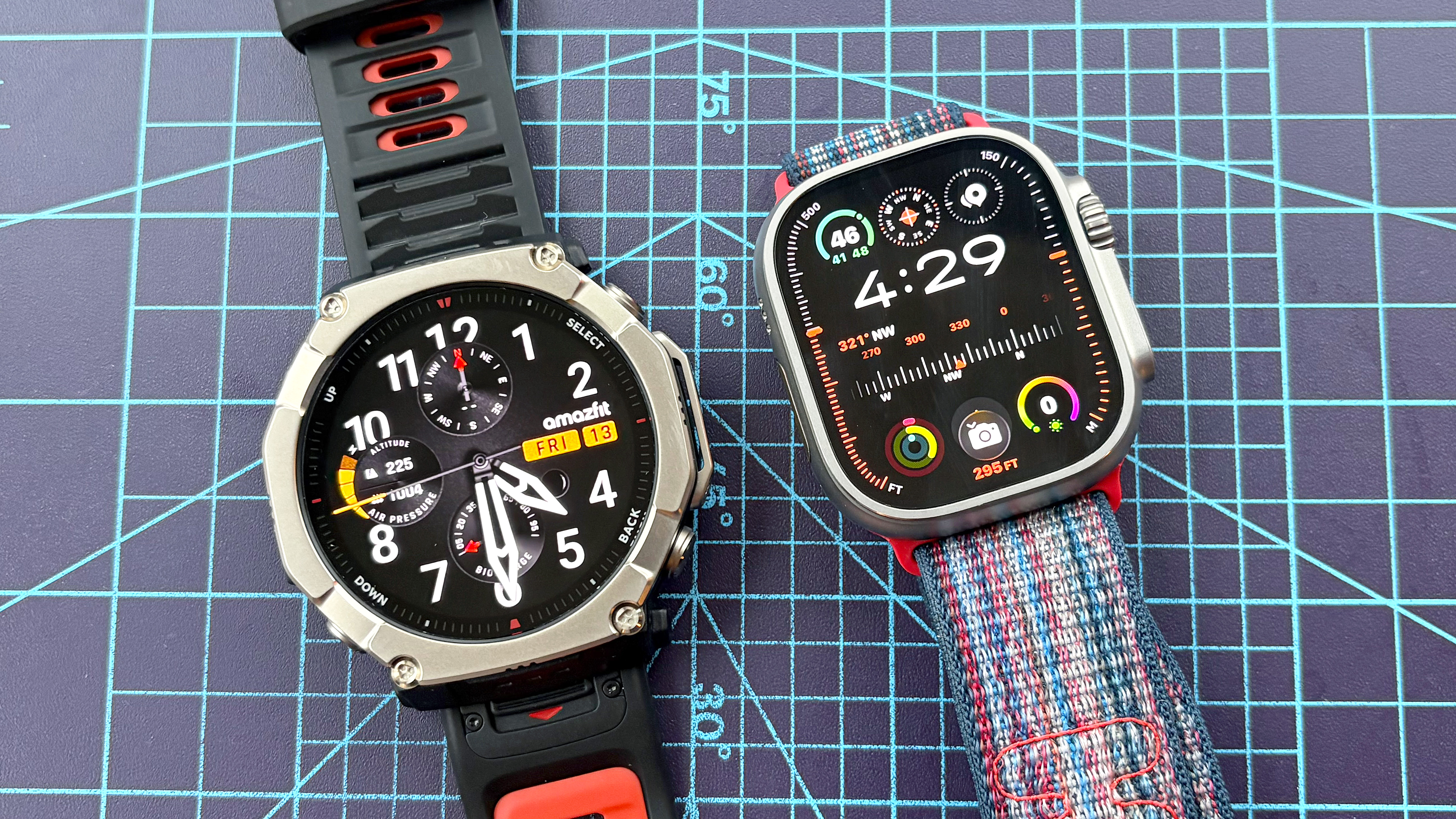 תקריב של ה-Amazfit T-Rex 2 Ultra ליד ה-Apple Watch Ultra 3