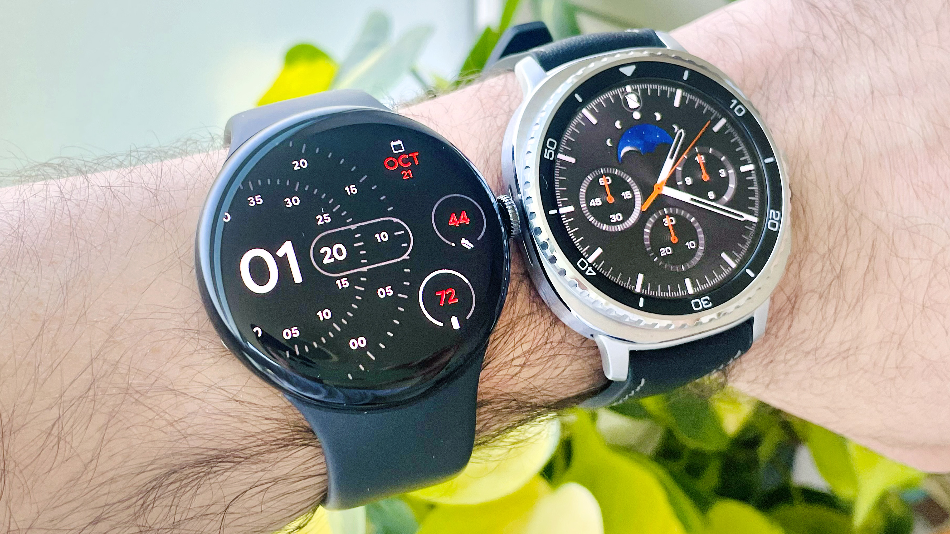תקריב של Google Pixel Watch 4 על פרק כף היד של משתמש ליד ה-Samsung Galaxy Watch 8 Classic