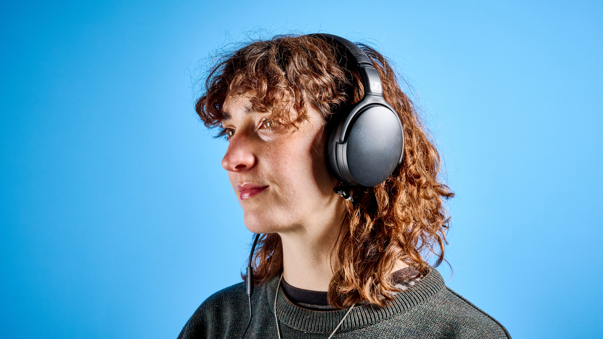 Sennheiser HD 400U מתלבש על ראשה של אישה