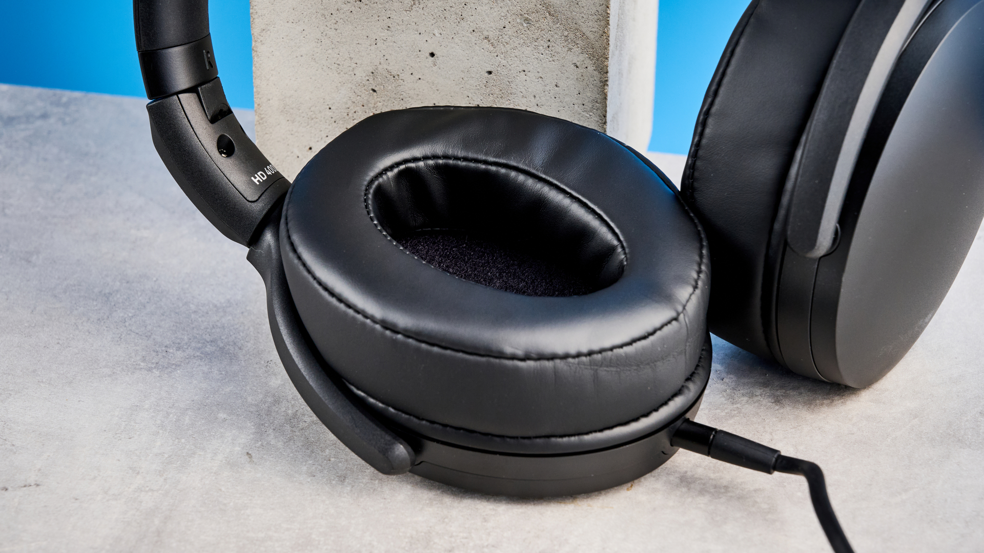 אוזניות Sennheiser HD 400U על משטח אבן