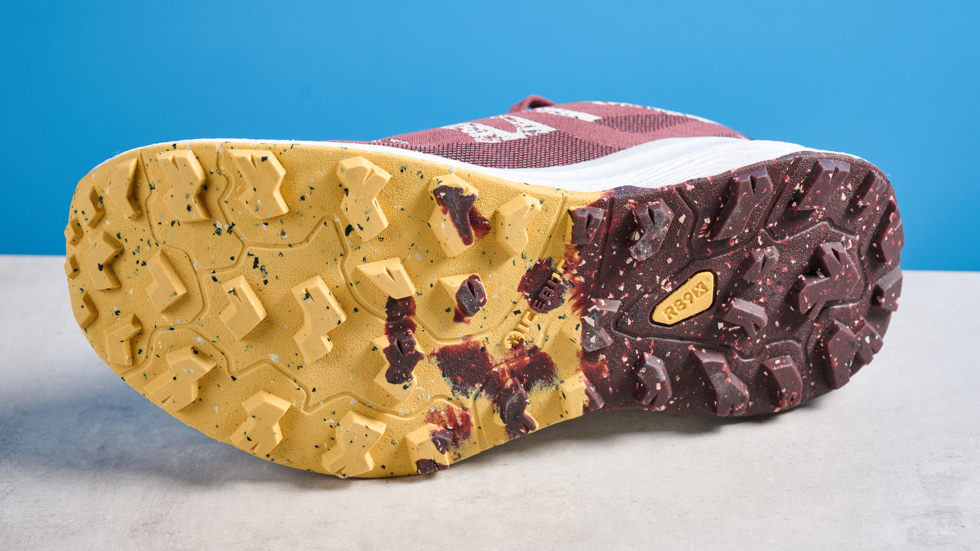 ה-icebug j&auml;rv rb9x trail נעלי ריצה בדובדבן ובננה שצולם על רקע כחול של המדריך של טום