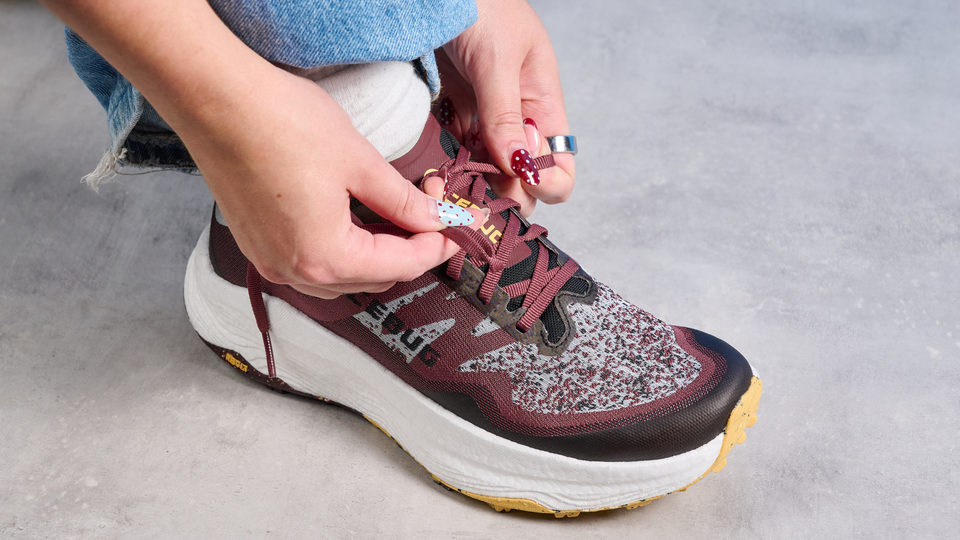 ה-icebug j&auml;rv rb9x trail נעלי ריצה בדובדבן ובננה שצולם על רקע כחול של המדריך של טום