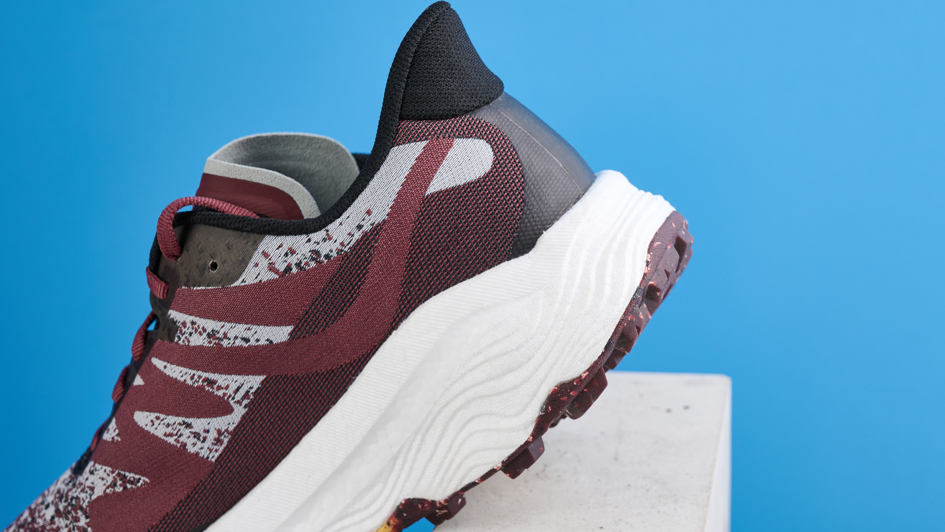 ה-icebug j&auml;rv rb9x trail נעלי ריצה בדובדבן ובננה שצולם על רקע כחול של המדריך של טום