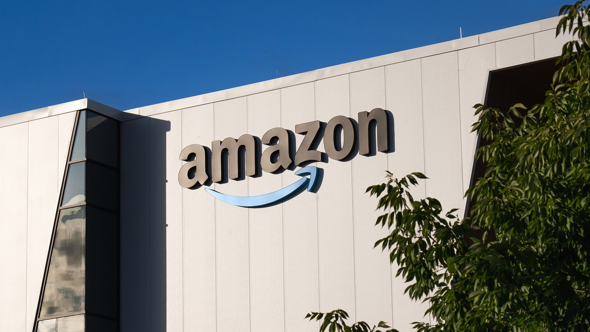 לוגו של אמזון על בניין