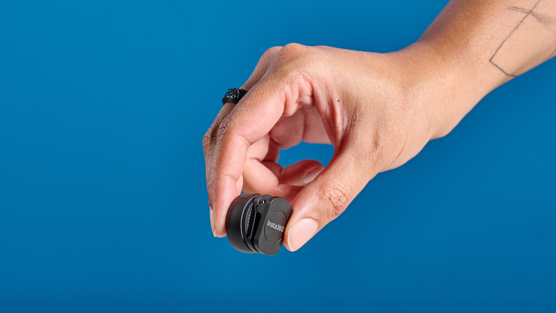 Insta360 Mic Air צולם על רקע כחול