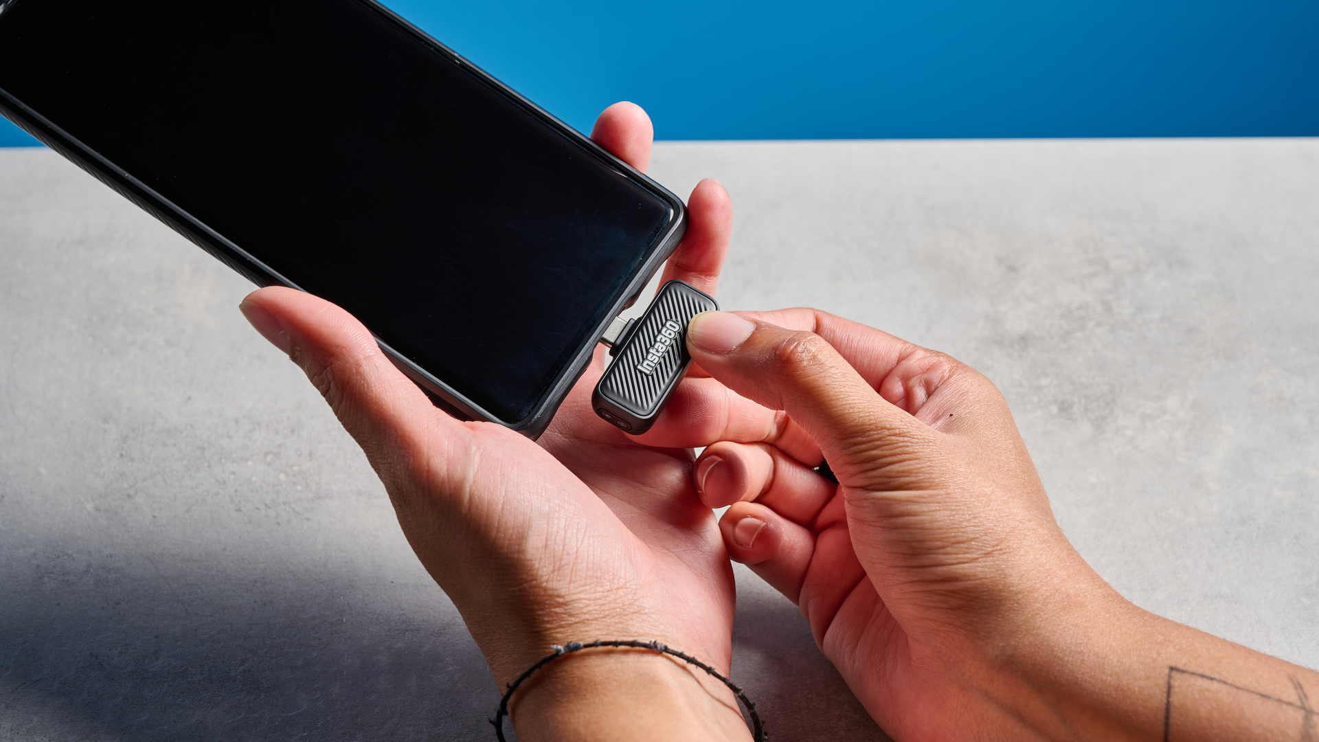 Insta360 Mic Air צולם על רקע כחול