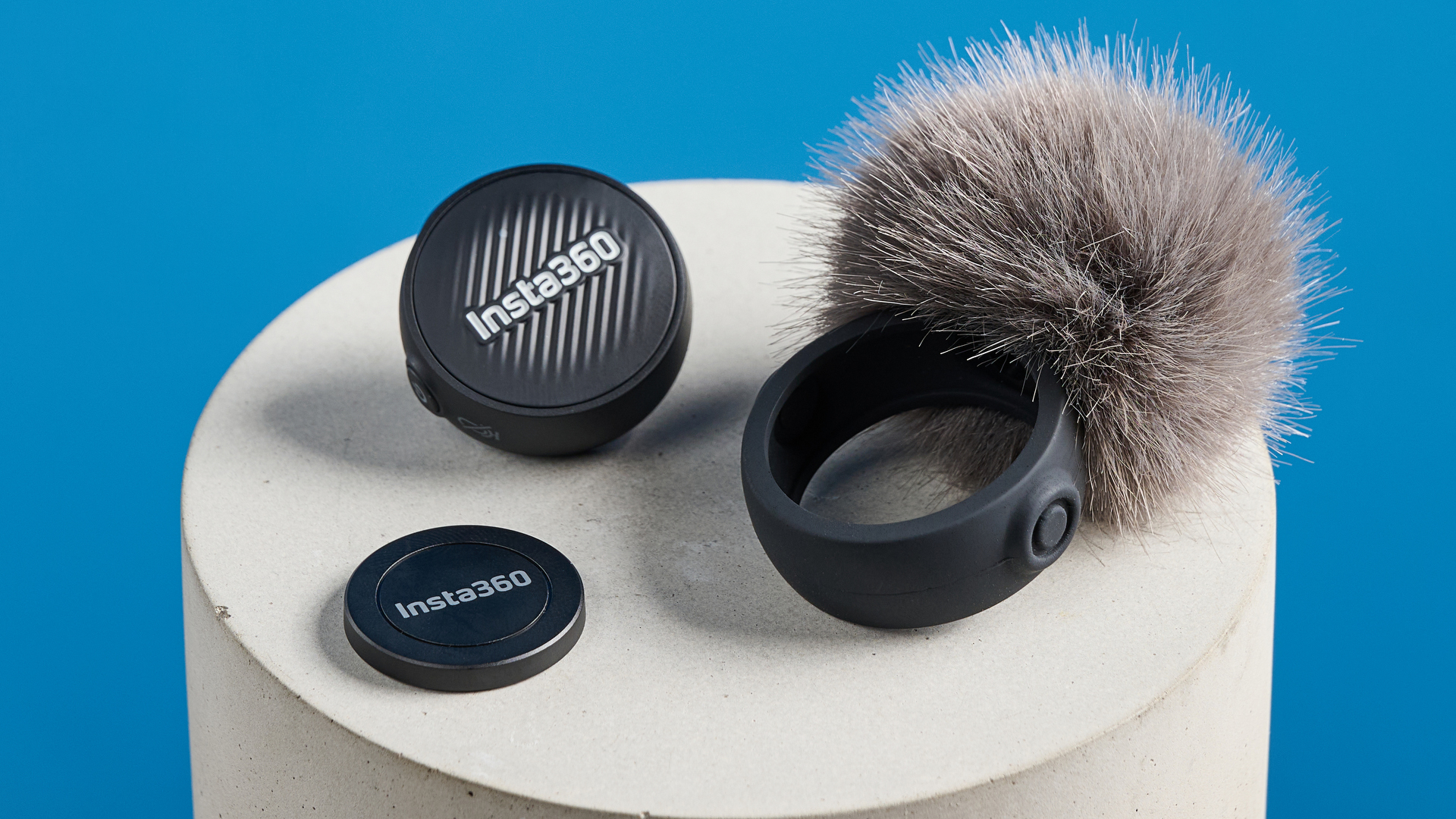 Insta360 Mic Air צולם על רקע כחול