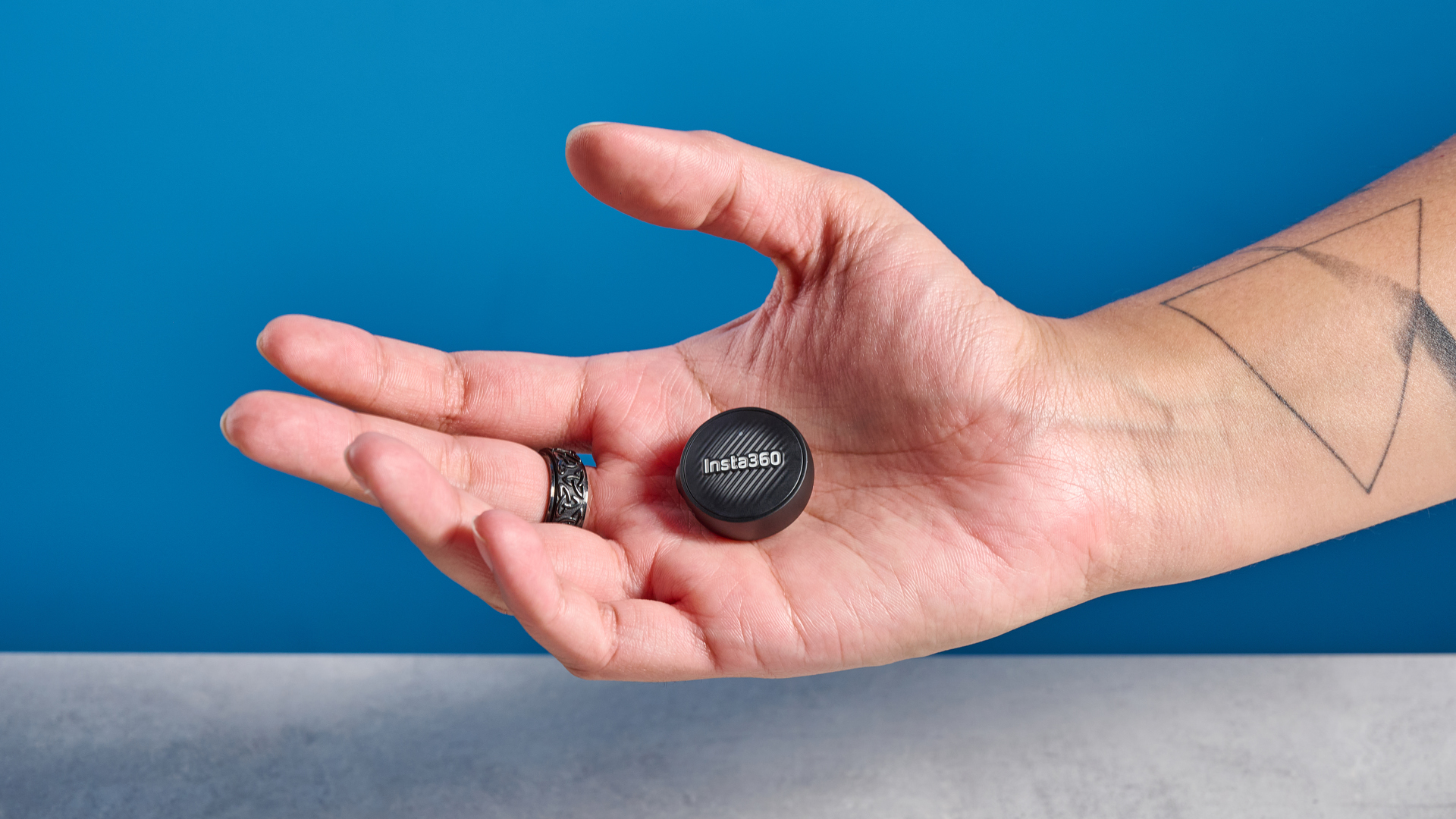 Insta360 Mic Air צולם על רקע כחול