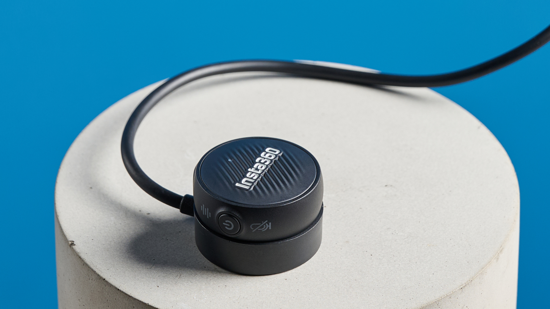 Insta360 Mic Air צולם על רקע כחול