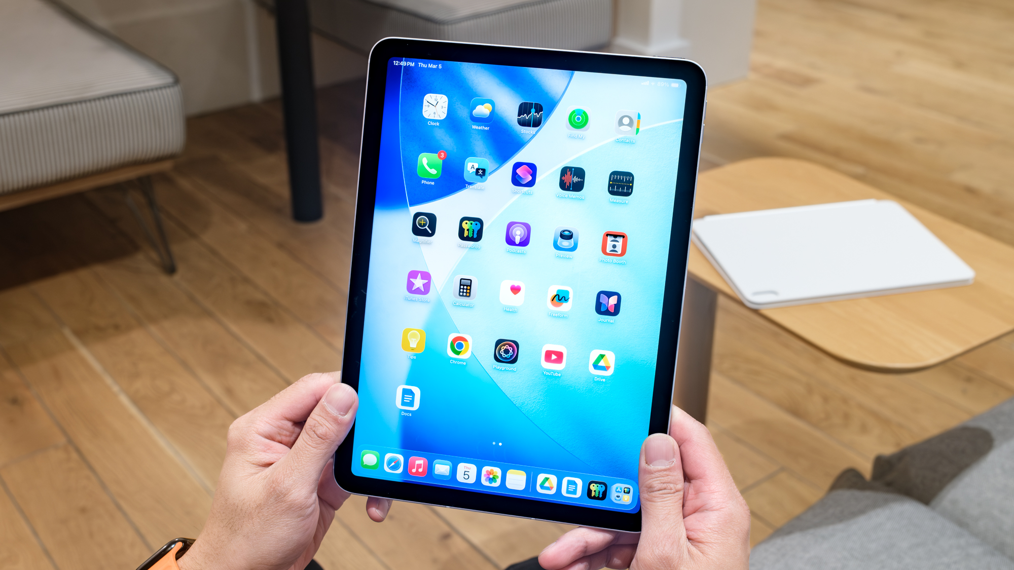 iPad Air M4 מוחזק במצב פורטרט