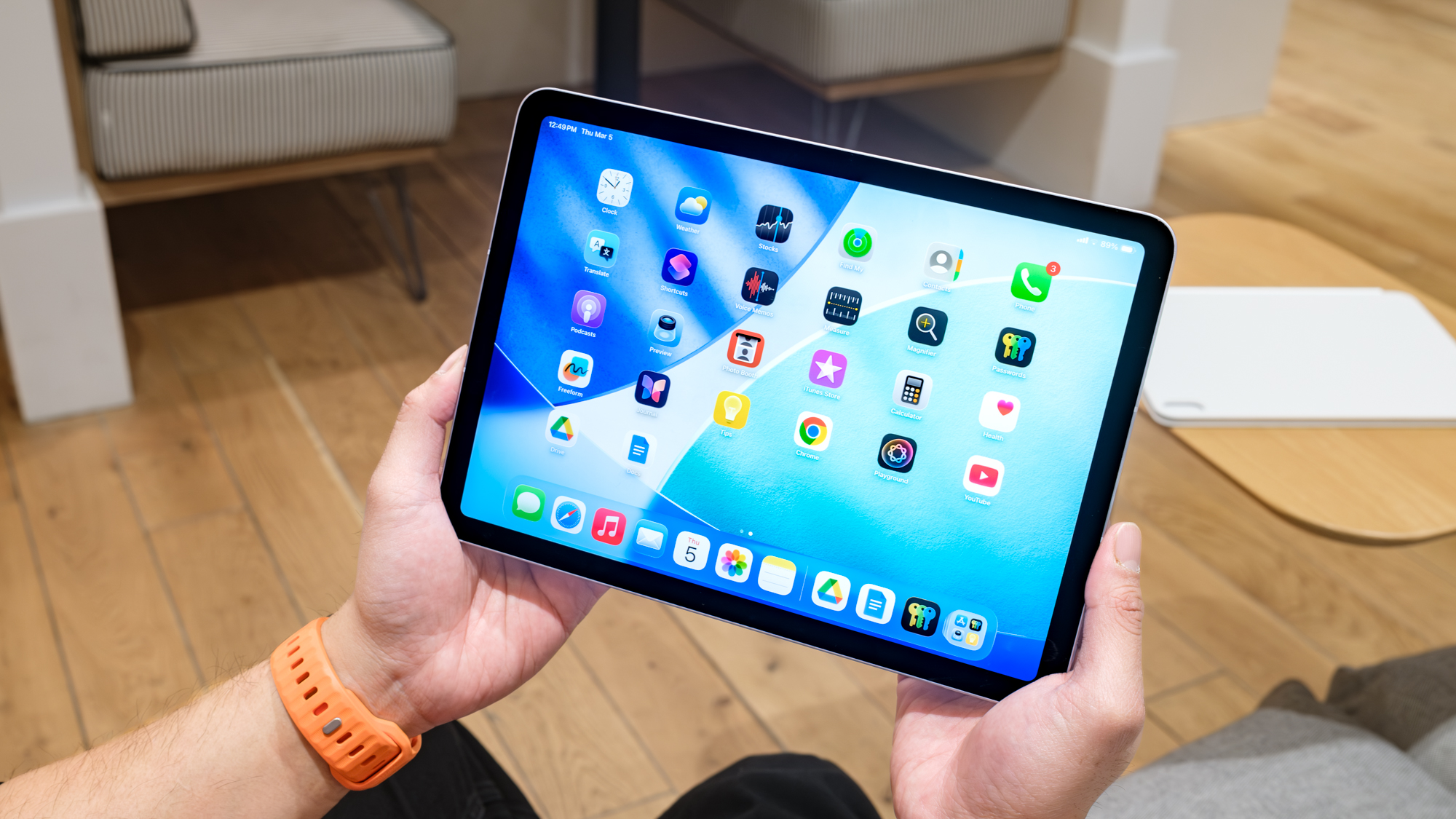 iPad Air M4 מוחזק במצב לרוחב