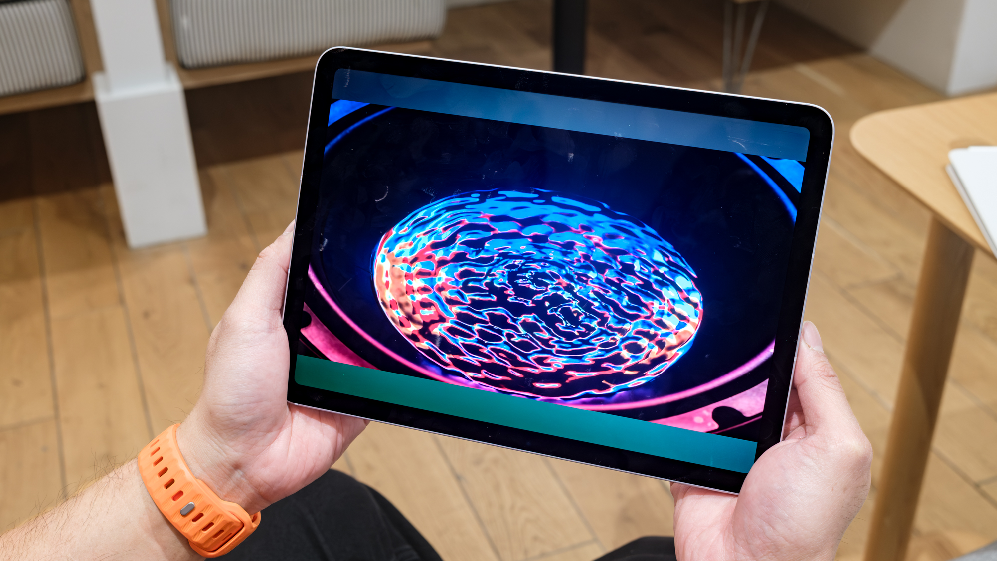 iPad Air M4 מוחזק במצב לרוחב